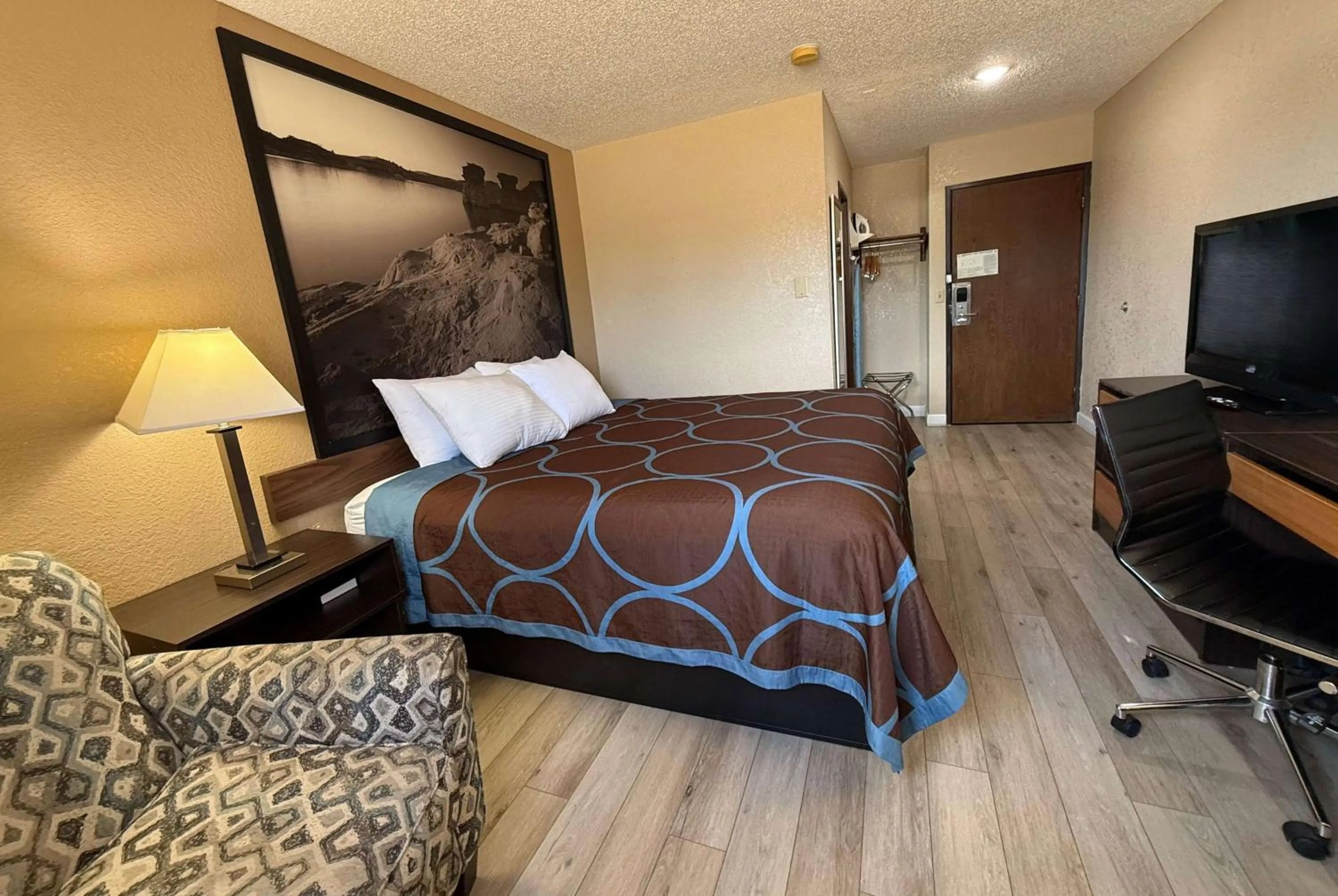 Photo of the whole room, Bed in Super 8 by Wyndham Hutchinson