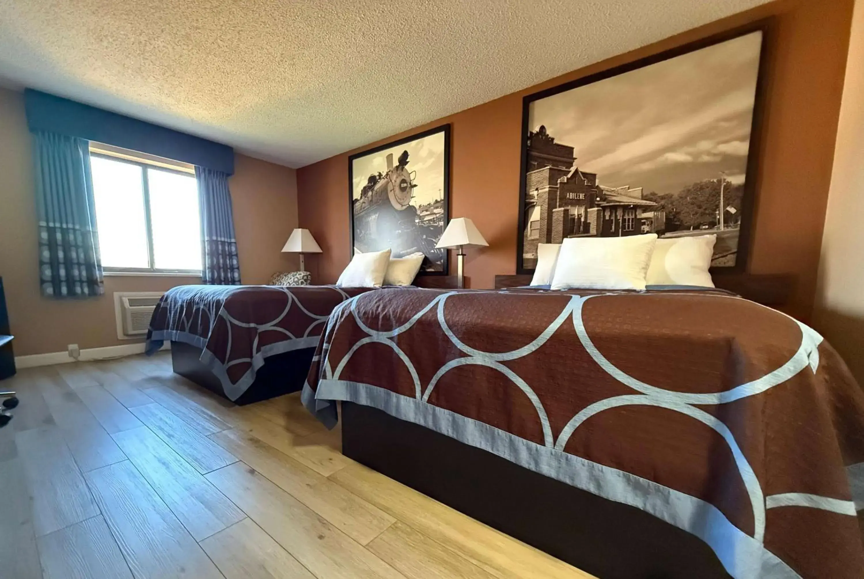 Photo of the whole room, Bed in Super 8 by Wyndham Hutchinson Photo of the whole room, Bed in Super 8 by Wyndham Hutchinson