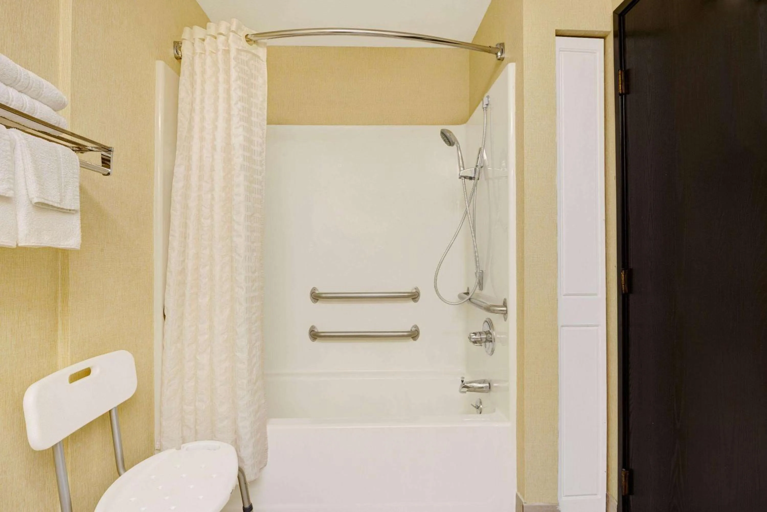 Photo of the whole room in Super 8 by Wyndham Hutchinson