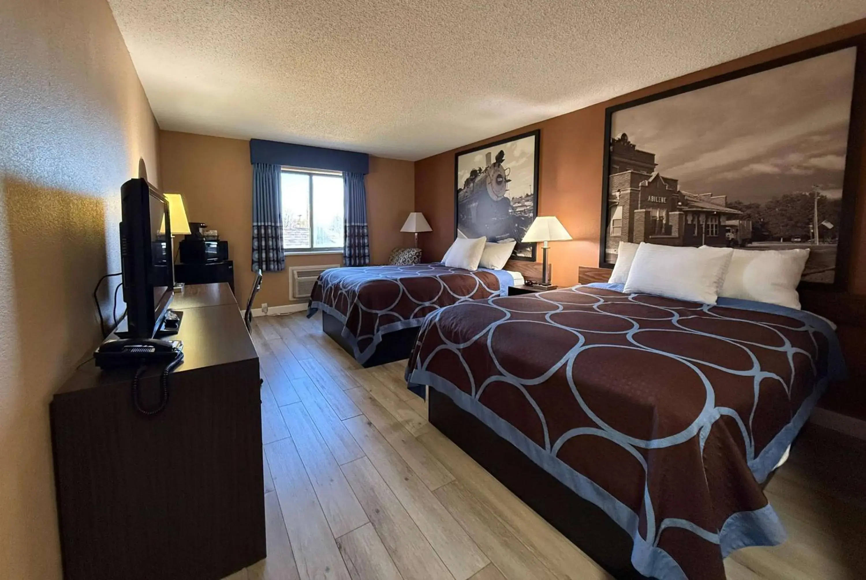 Queen Room with Two Queen Beds - Non-Smoking in Super 8 by Wyndham Hutchinson Queen Room with Two Queen Beds - Non-Smoking in Super 8 by Wyndham Hutchinson