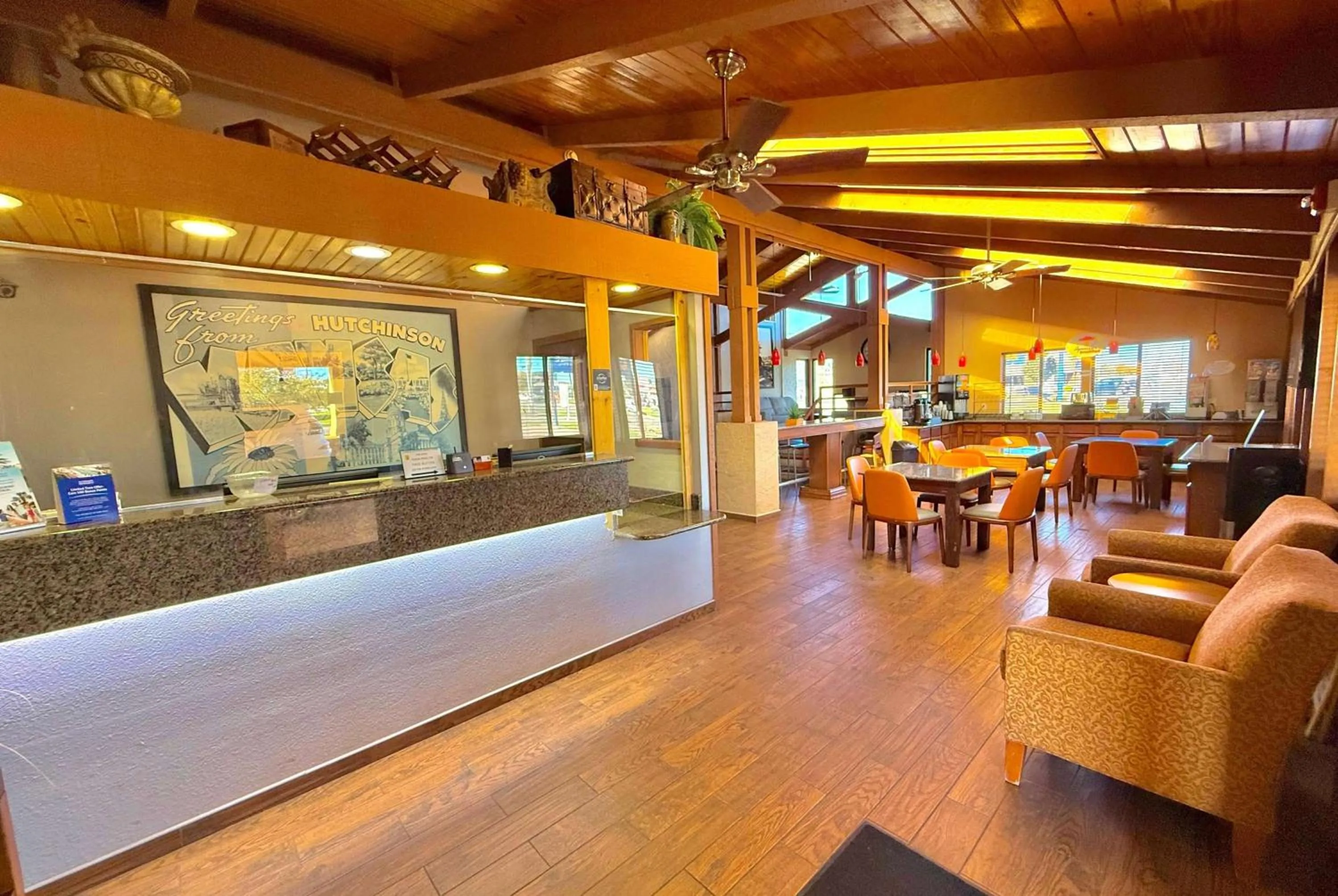 Lobby or reception in Super 8 by Wyndham Hutchinson