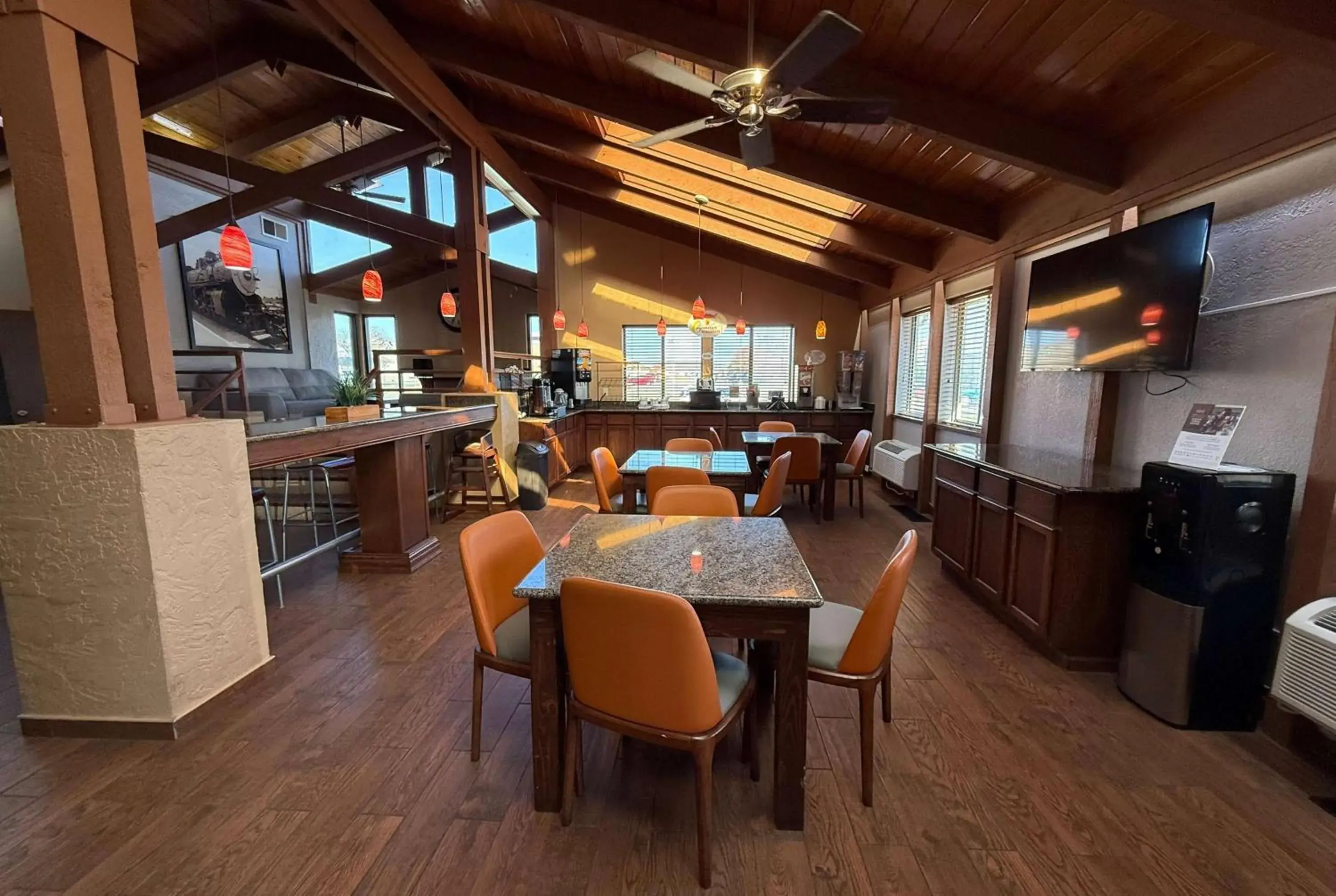 Property building in Super 8 by Wyndham Hutchinson Property building in Super 8 by Wyndham Hutchinson