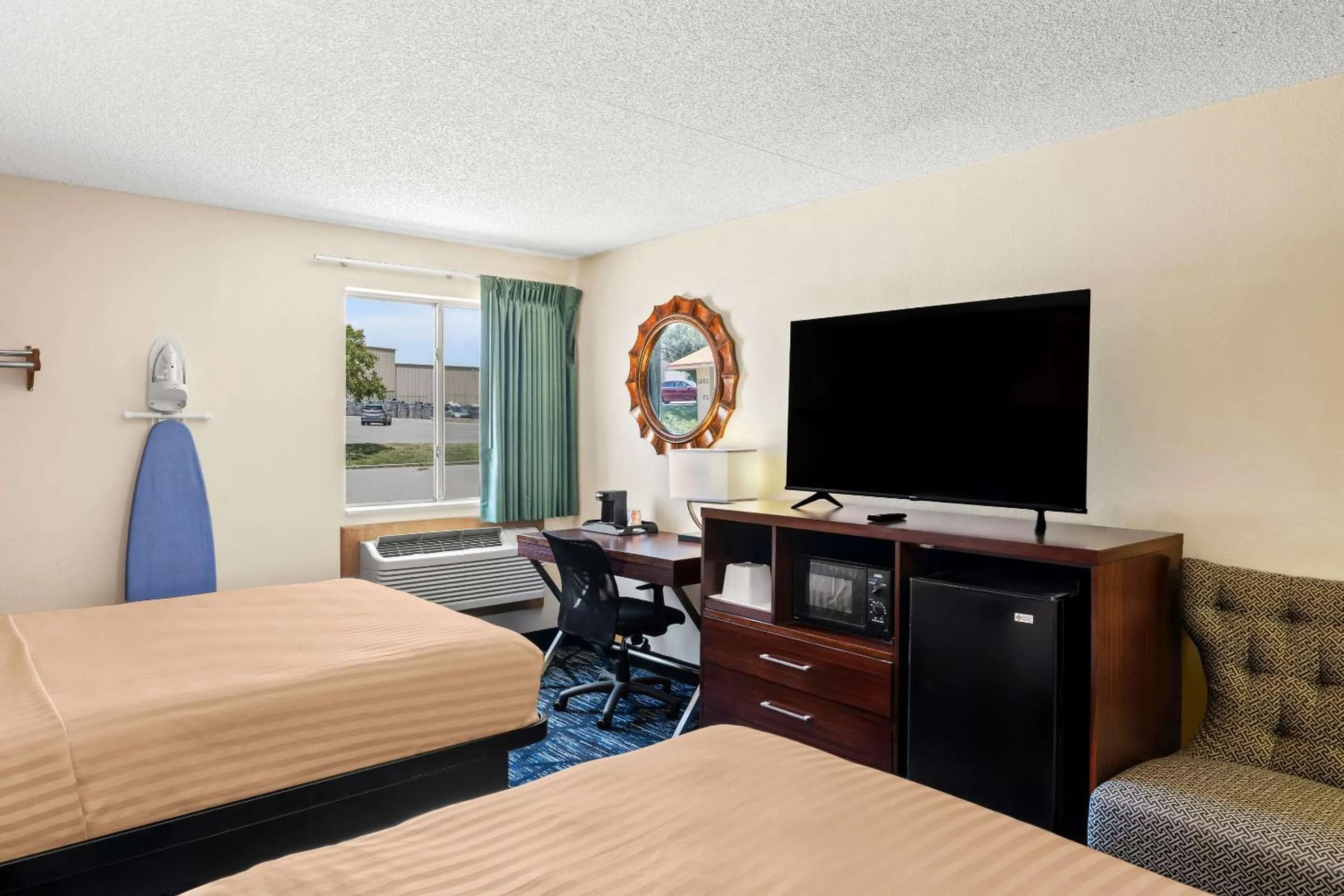 Bedroom, Bed in Econo Lodge