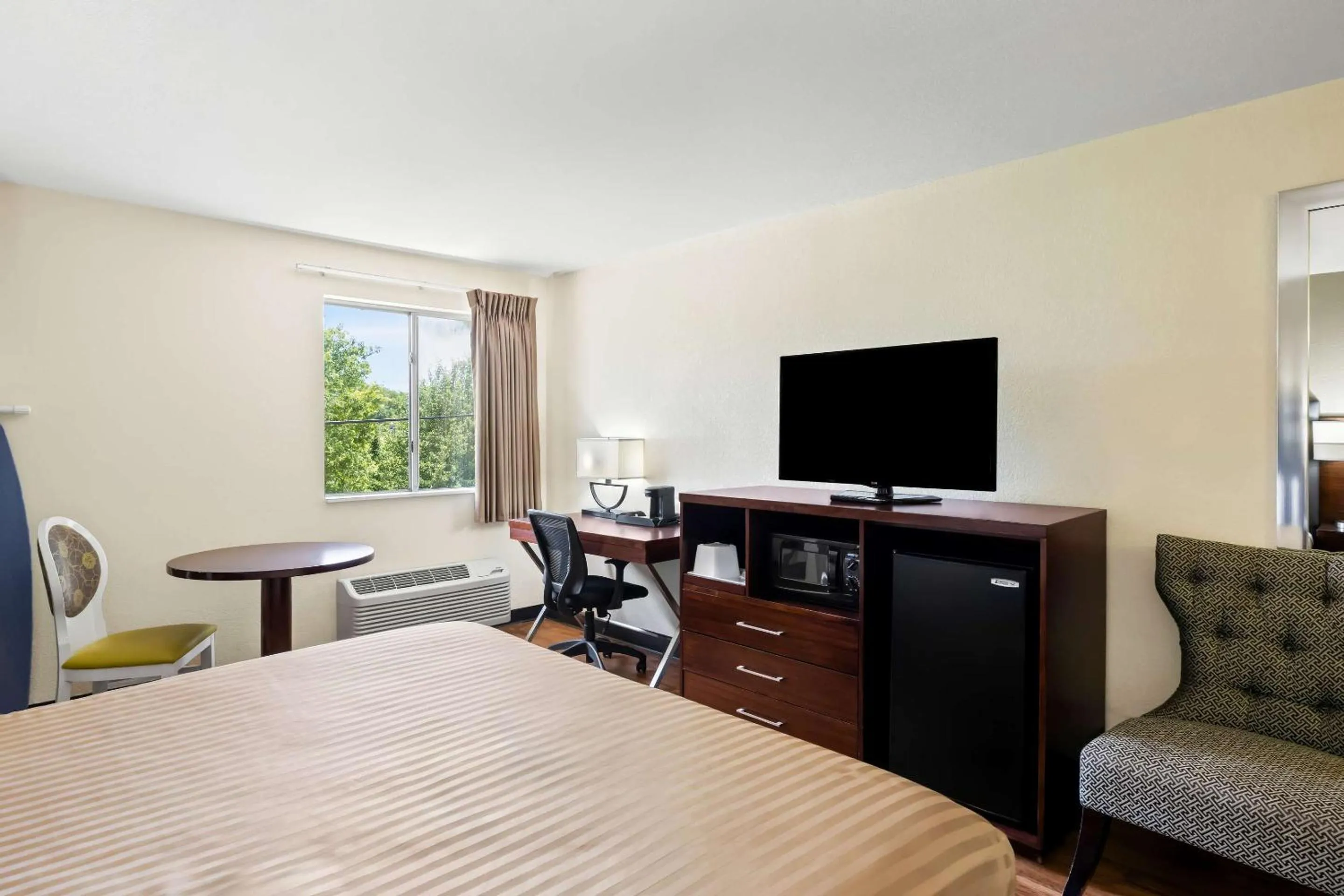 Bedroom in Econo Lodge