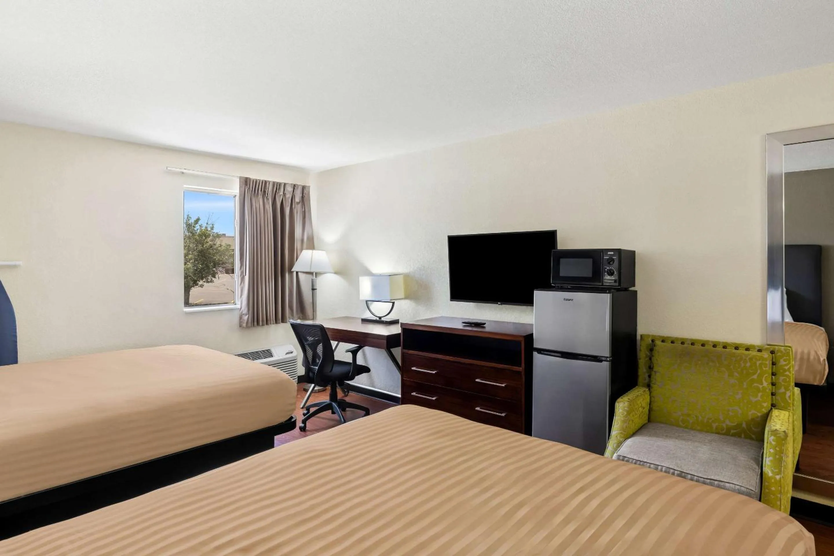 Bedroom, Bed in Econo Lodge