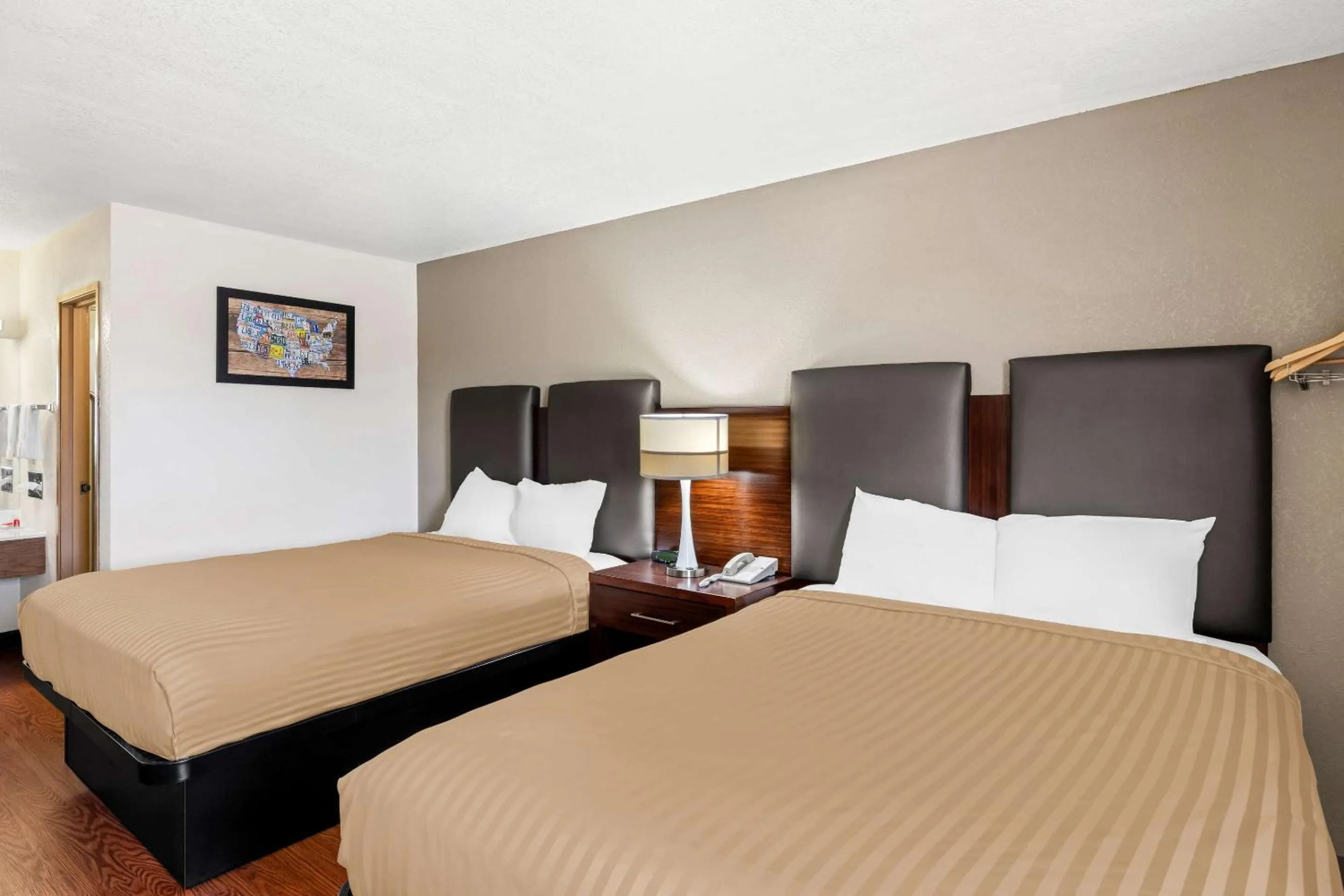 Bedroom, Bed in Econo Lodge