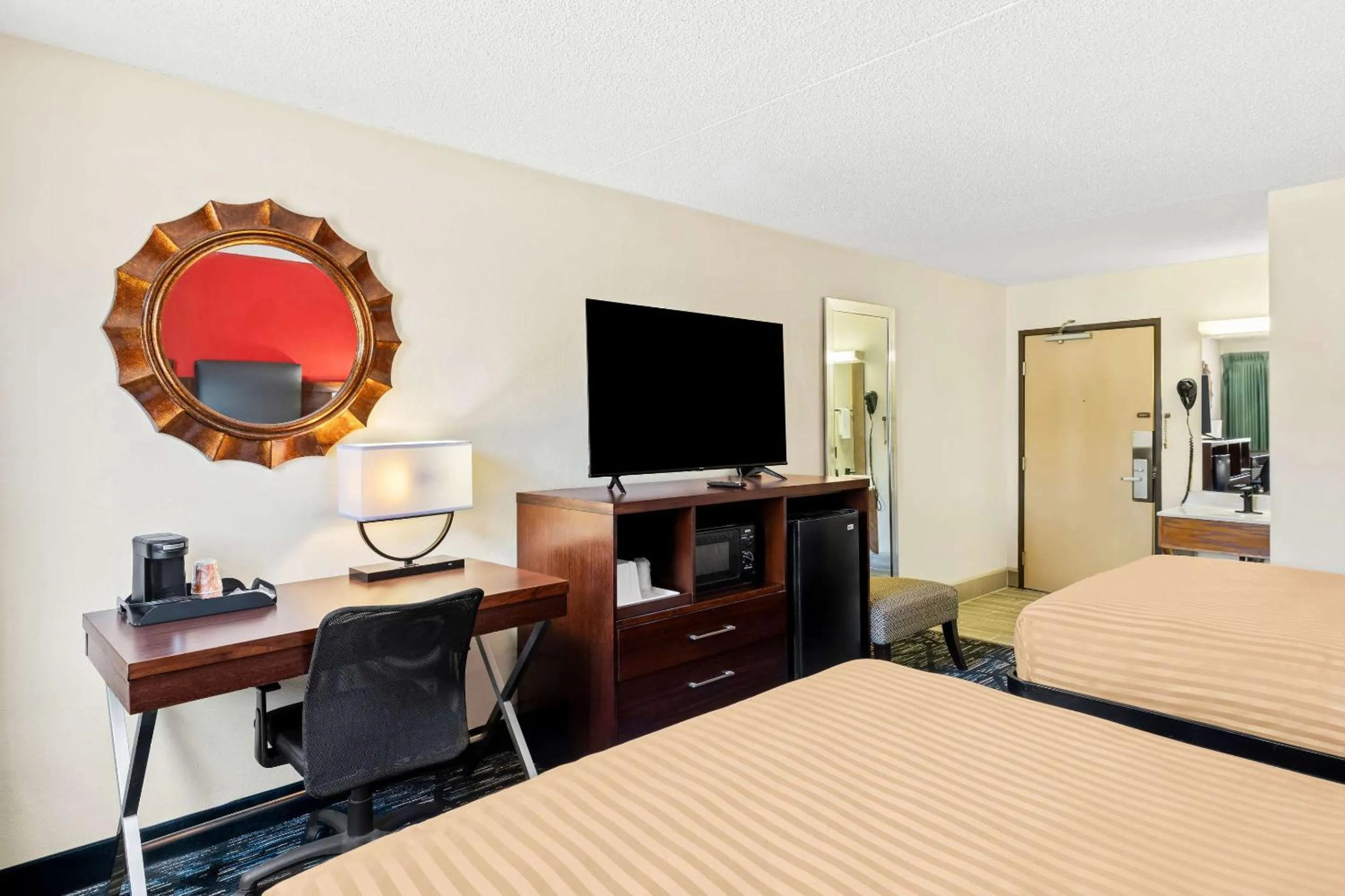 Bedroom, Bed in Econo Lodge