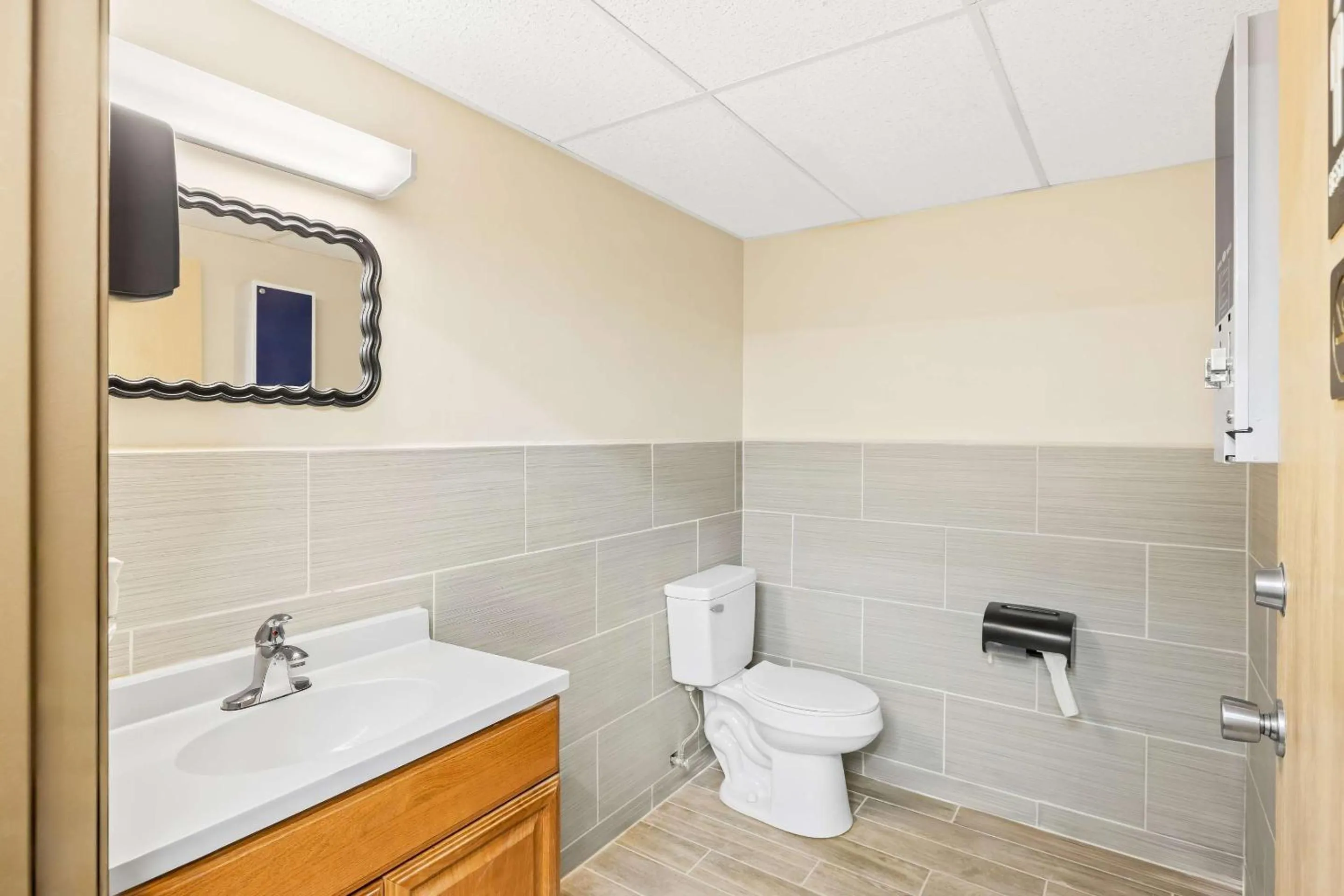 Bedroom in Econo Lodge