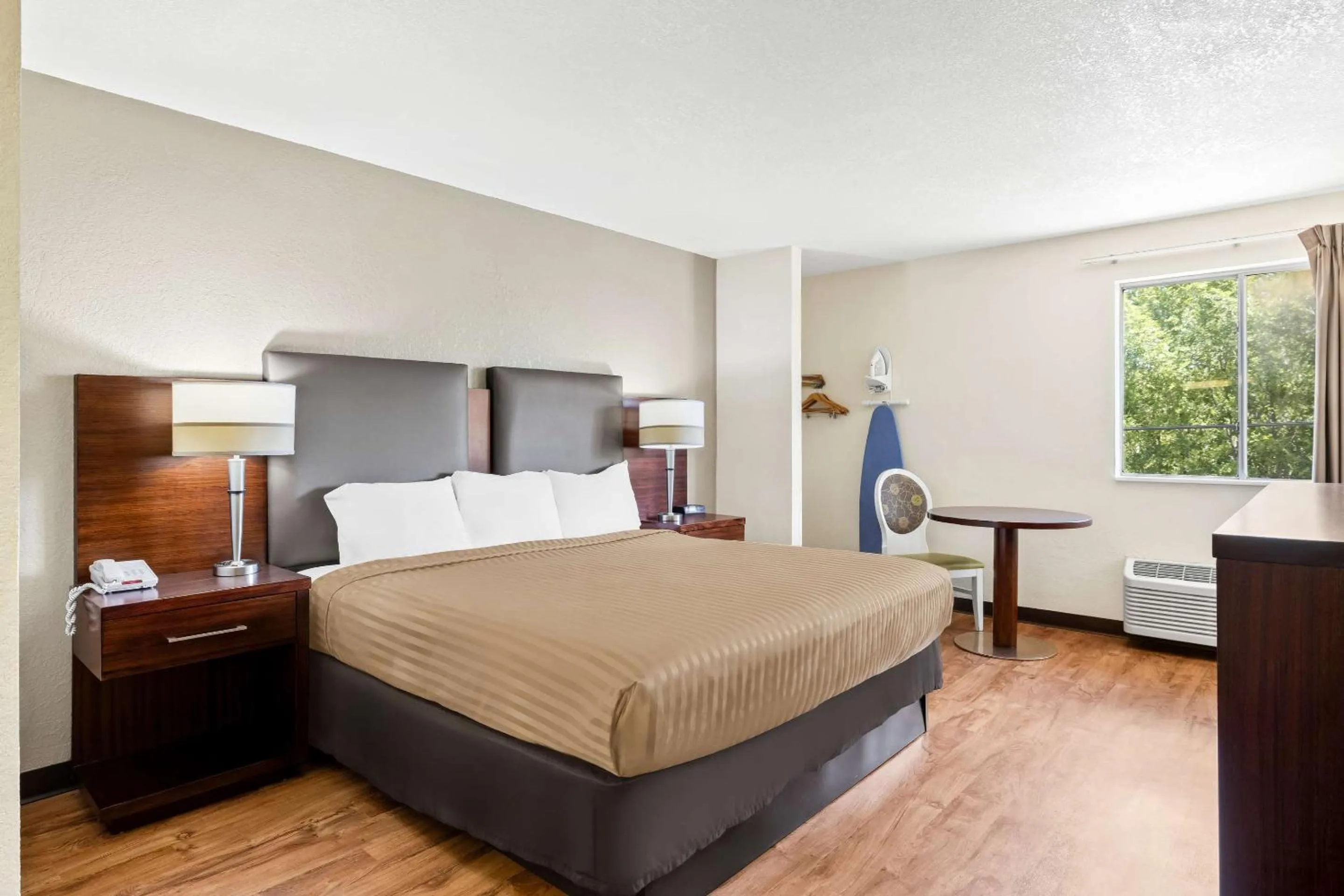 Bedroom, Bed in Econo Lodge