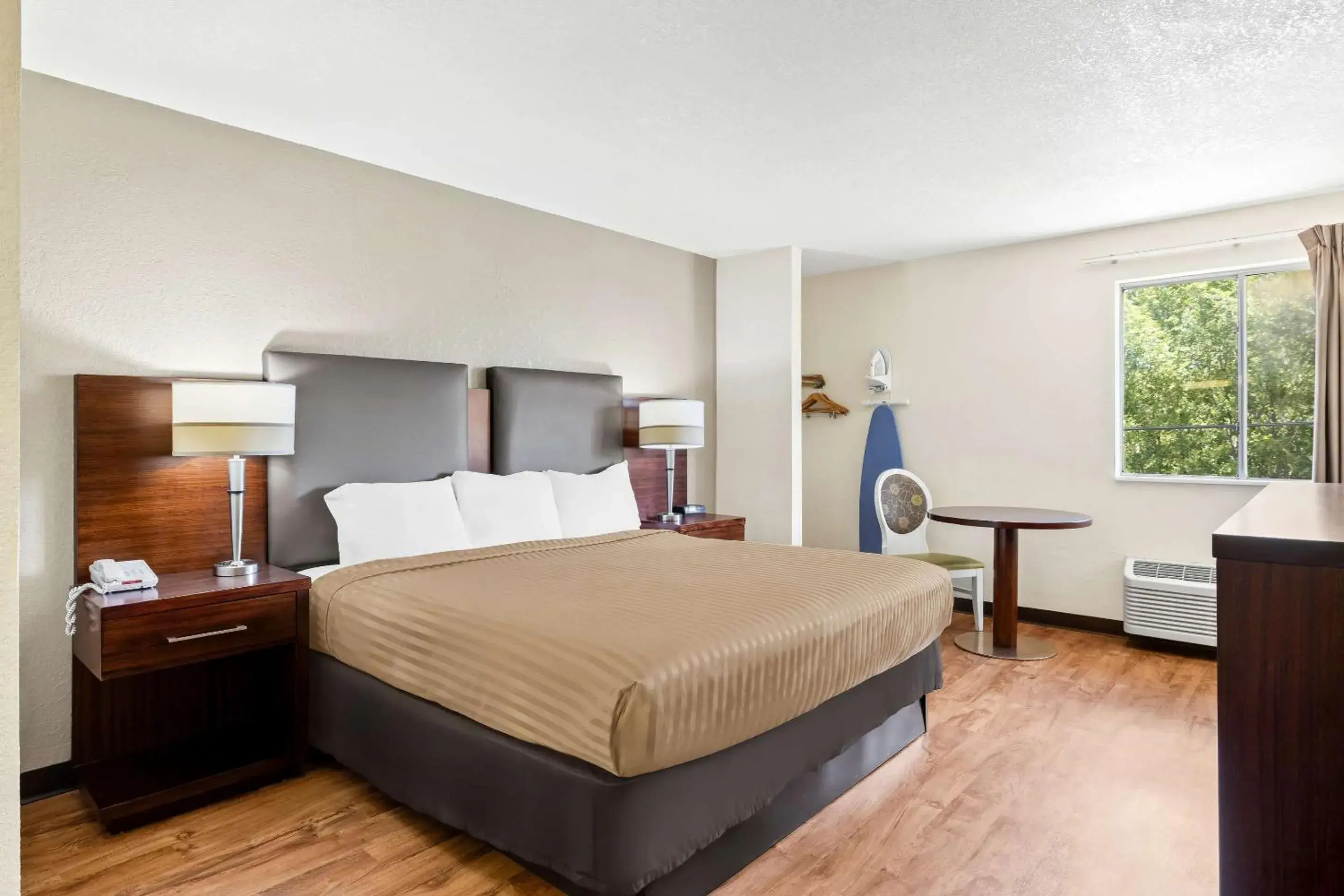 Bedroom, Bed in Econo Lodge Bedroom, Bed in Econo Lodge