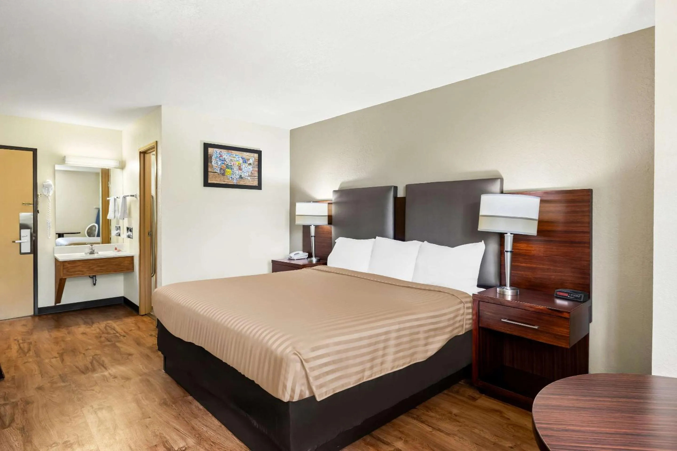 Bedroom, Bed in Econo Lodge