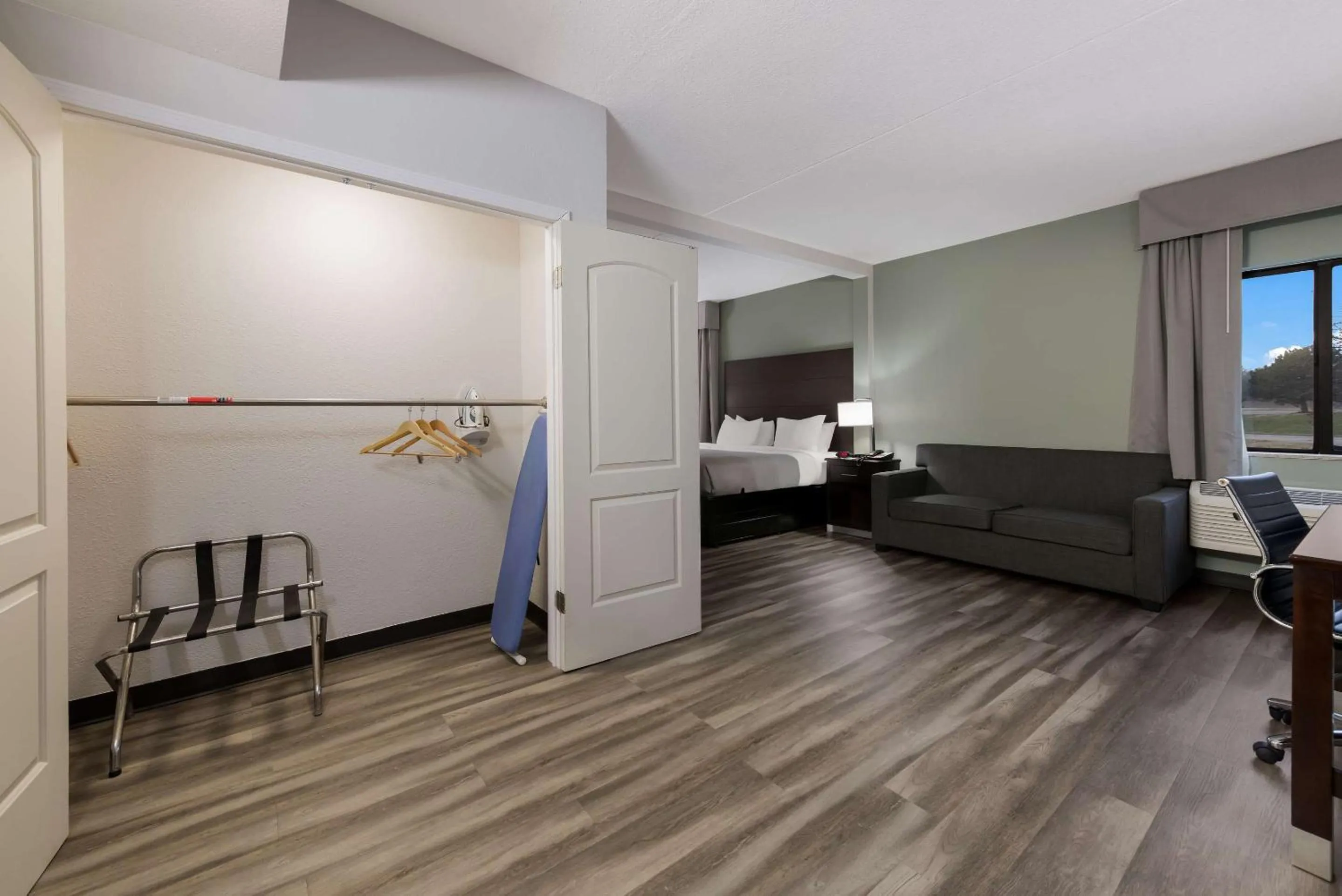 Bedroom, Bed in Quality Inn Merriam Kansas City