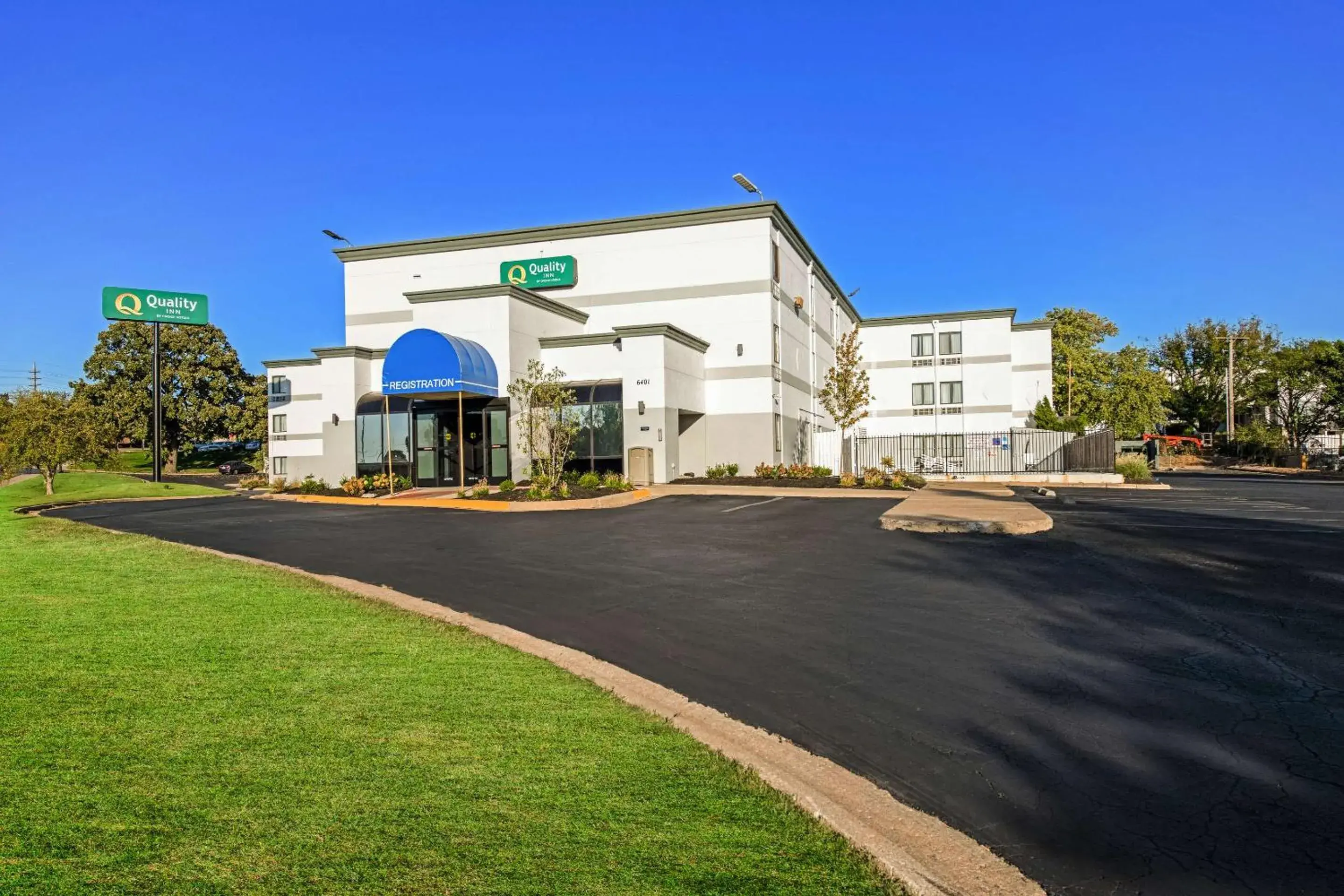 Property building in Quality Inn Merriam Kansas City Property building in Quality Inn Merriam Kansas City