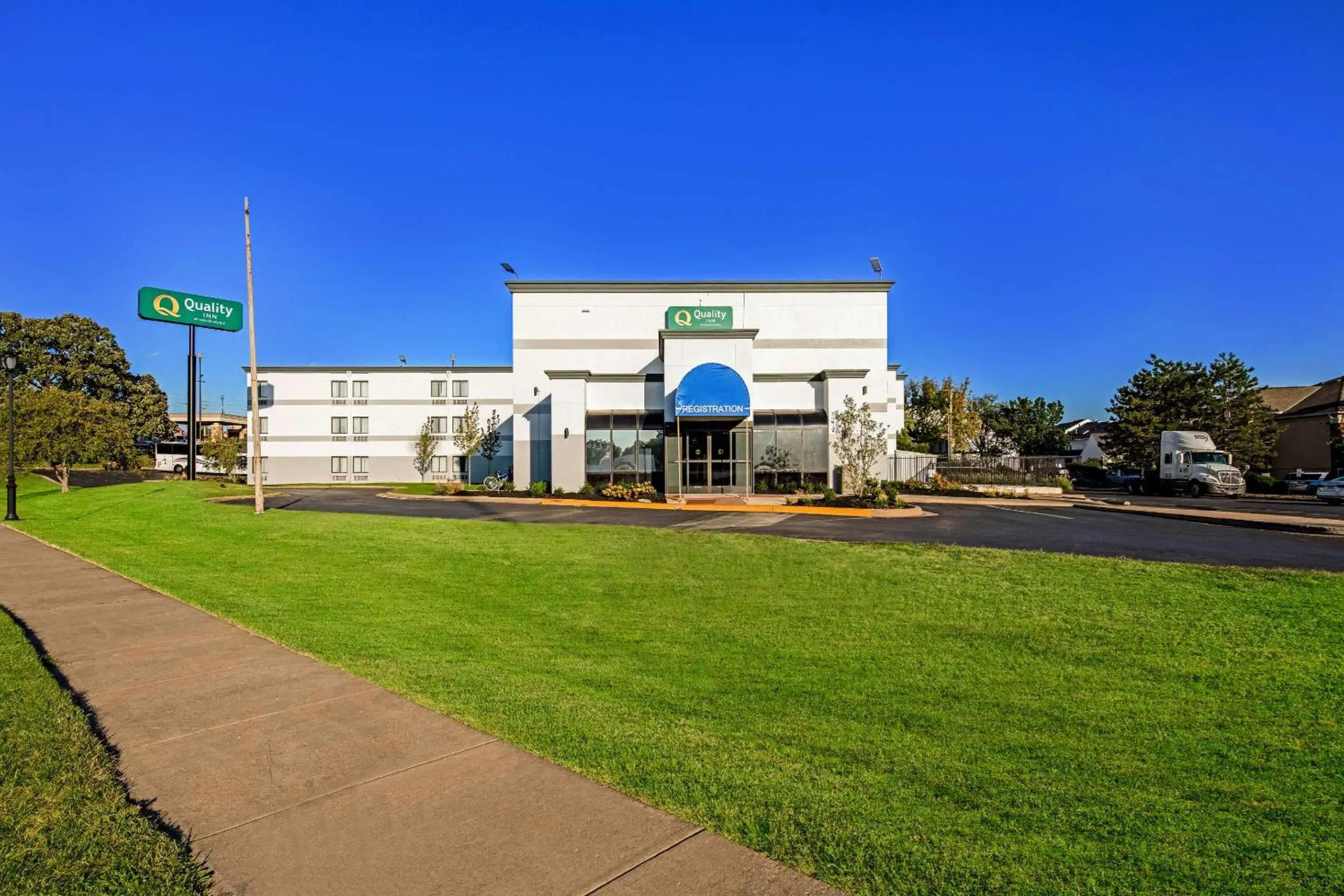 Property building in Quality Inn Merriam Kansas City Property building in Quality Inn Merriam Kansas City