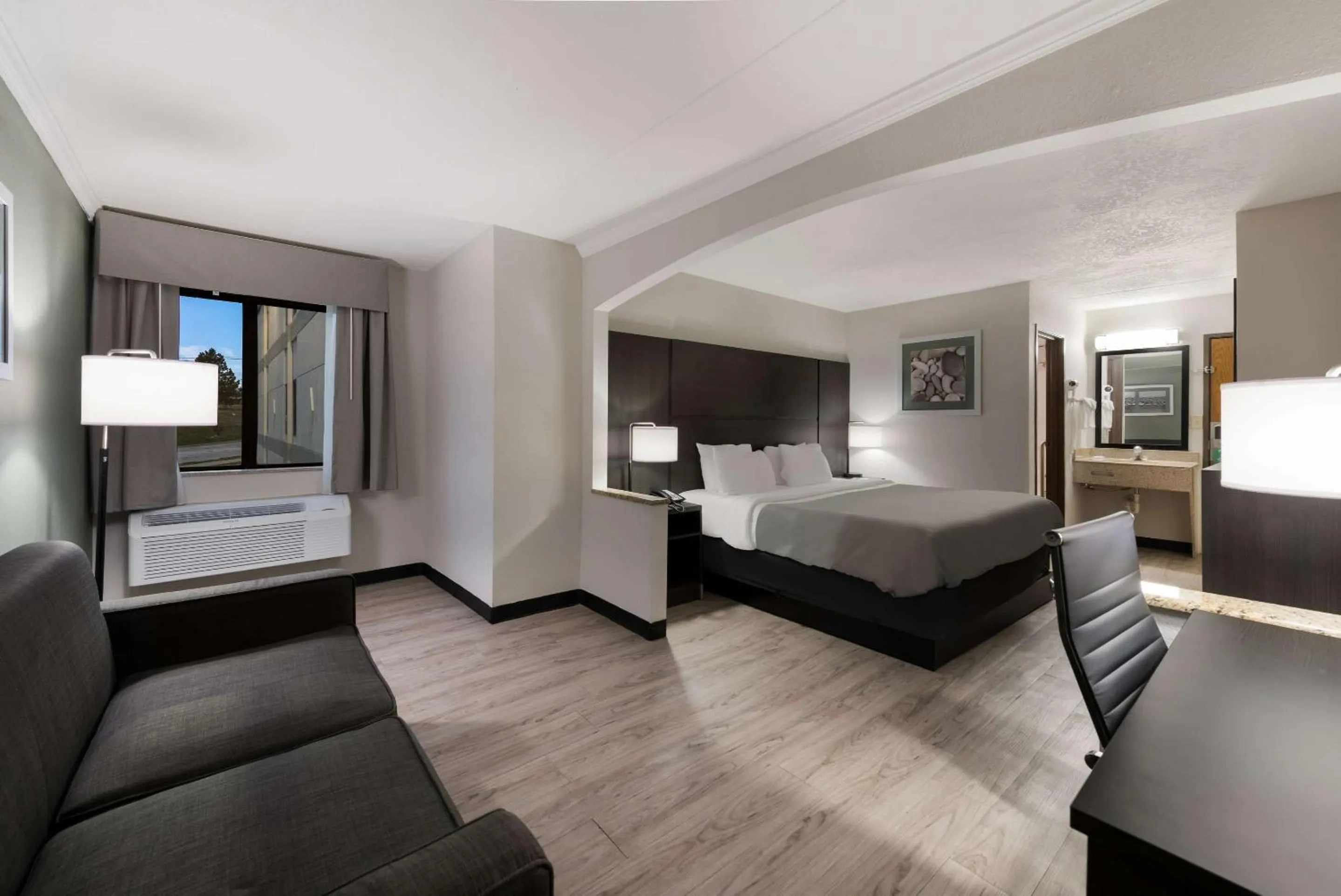 Bedroom, Bed in Quality Inn Merriam Kansas City