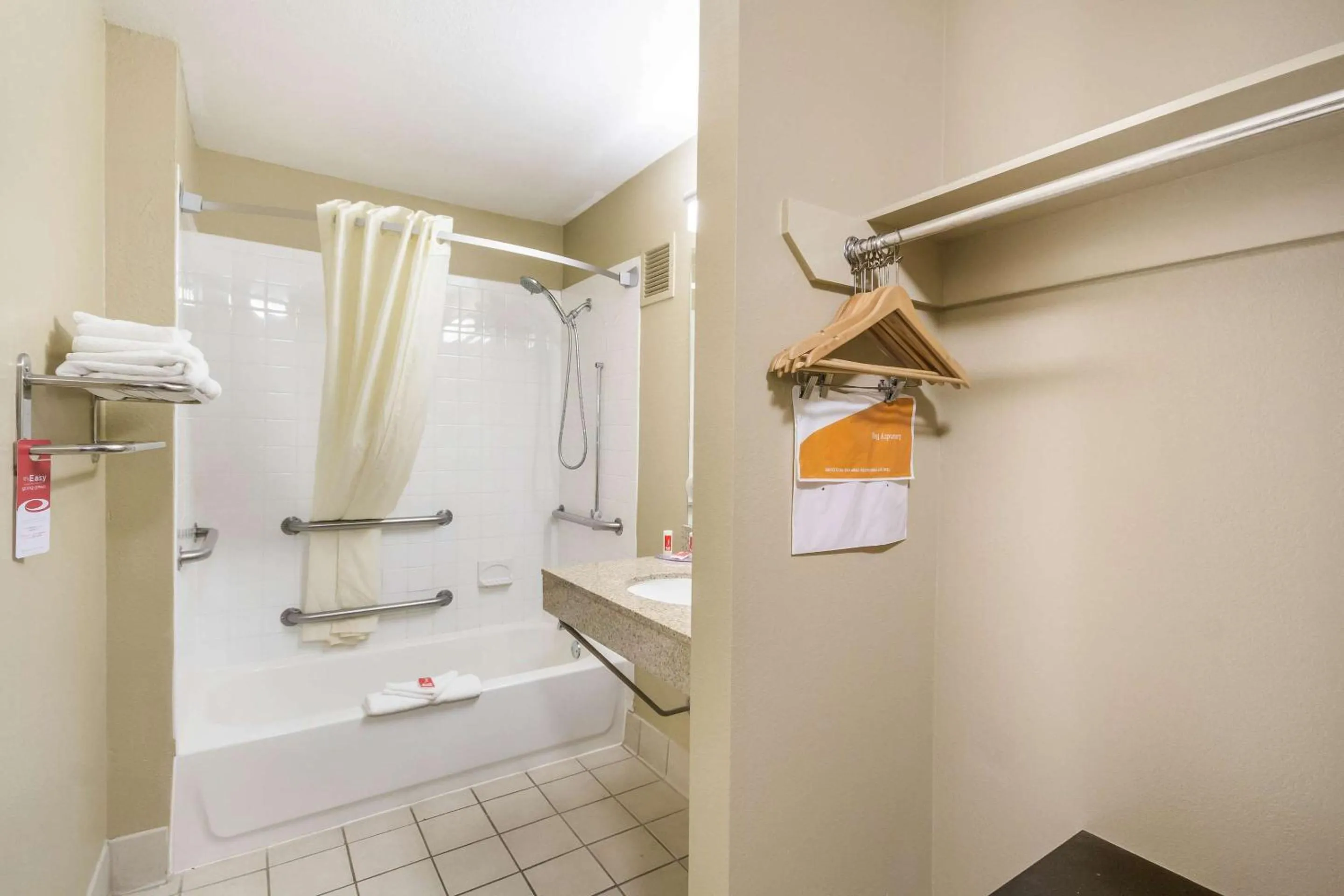 Bedroom in Econo Lodge Inn & Suites I-35 at Shawnee Mission