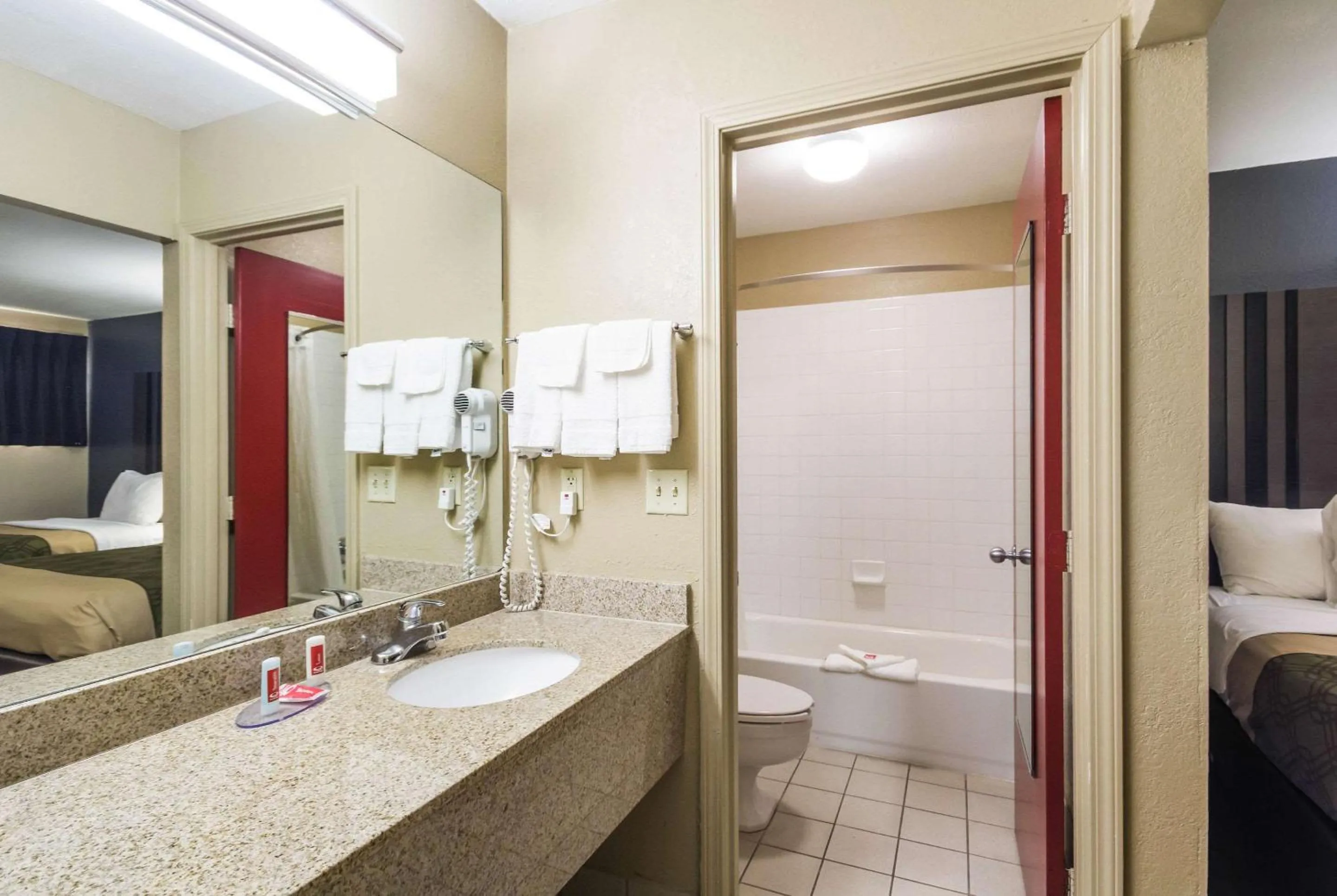 Bathroom, Bed in Econo Lodge Inn & Suites I-35 at Shawnee Mission