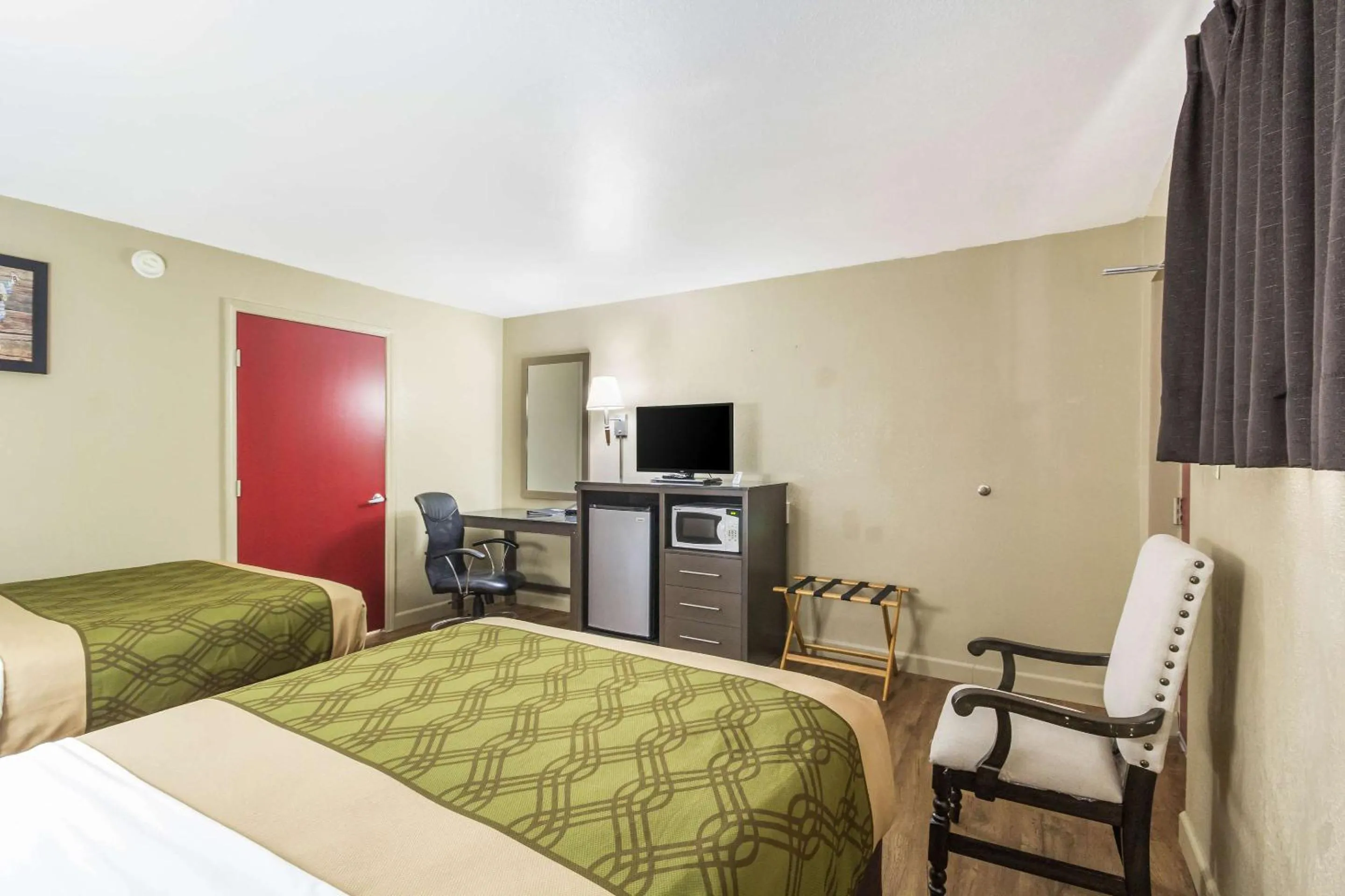 Bedroom, Bed in Econo Lodge Inn & Suites I-35 at Shawnee Mission