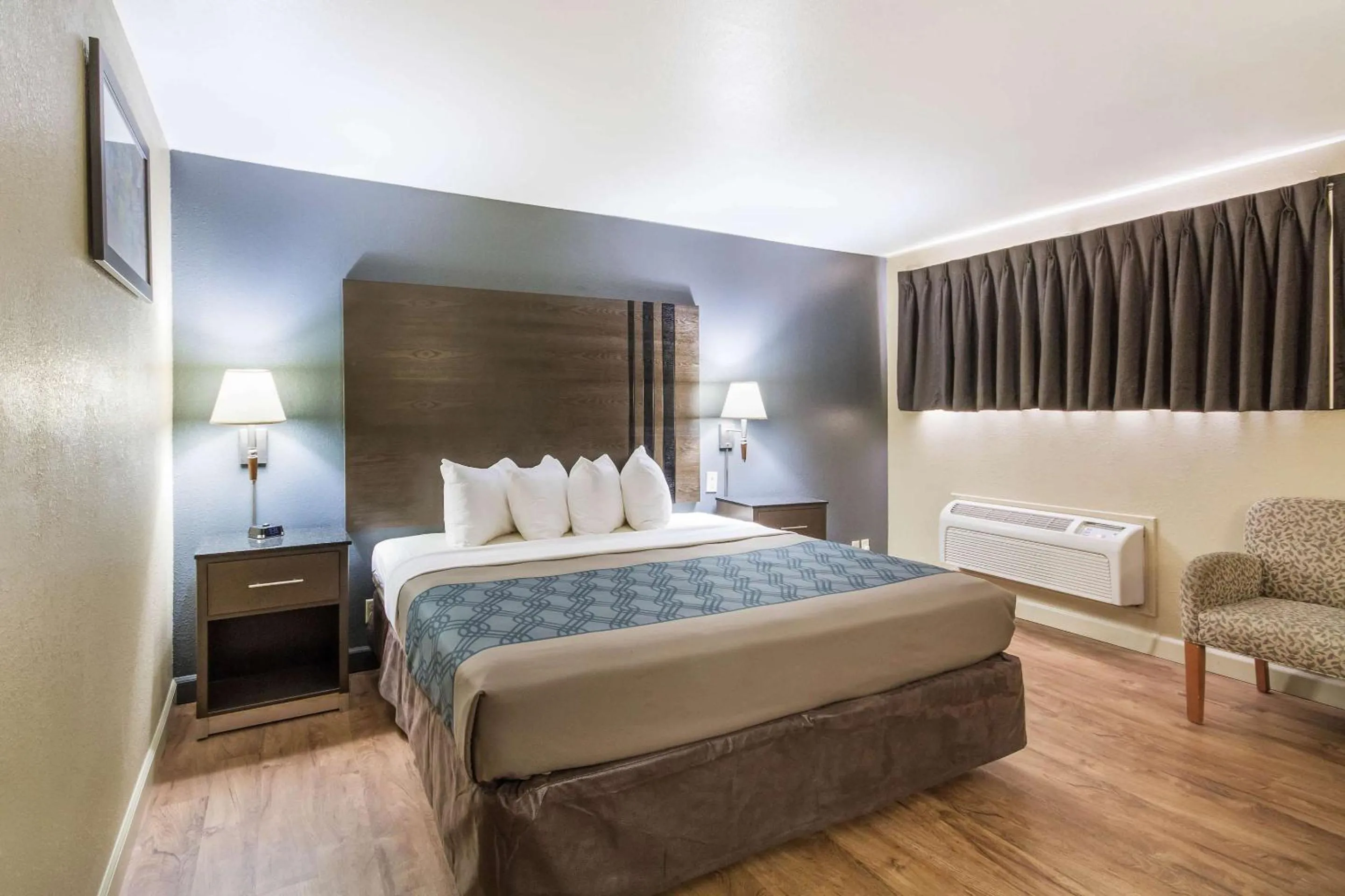 Bedroom, Bed in Econo Lodge Inn & Suites I-35 at Shawnee Mission