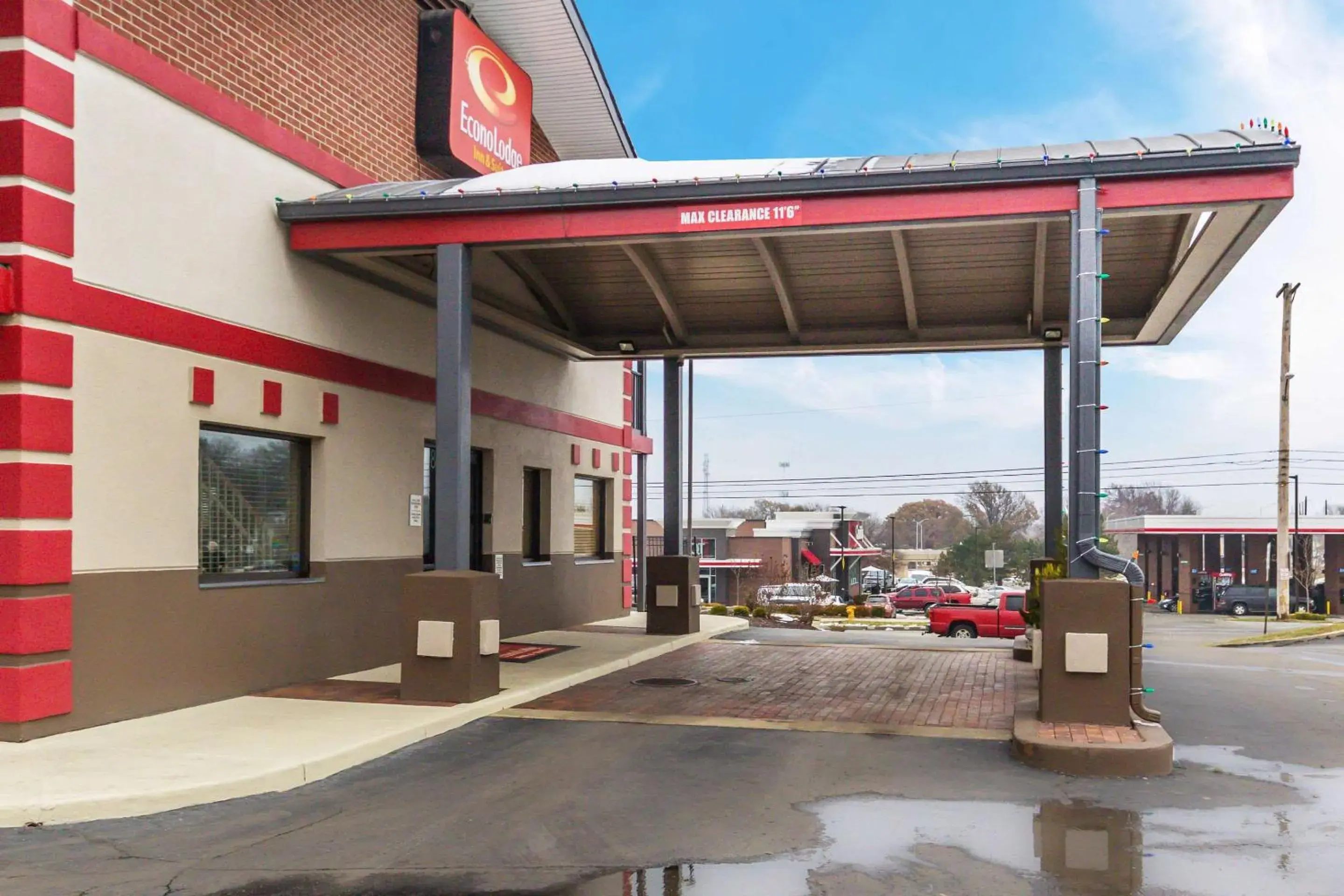 Property building in Econo Lodge Inn & Suites I-35 at Shawnee Mission Property building in Econo Lodge Inn & Suites I-35 at Shawnee Mission