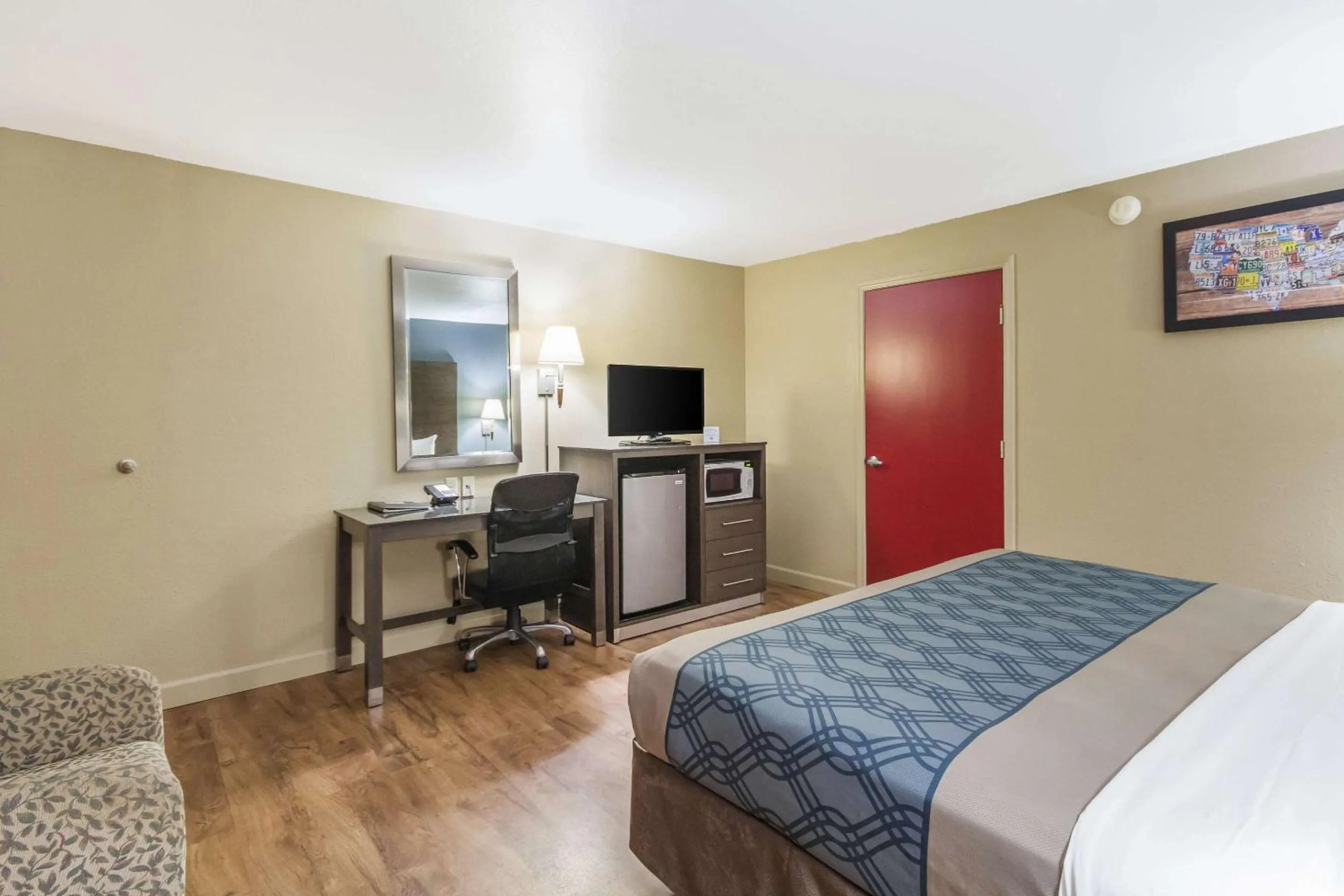 Bedroom, Bed in Econo Lodge Inn & Suites I-35 at Shawnee Mission