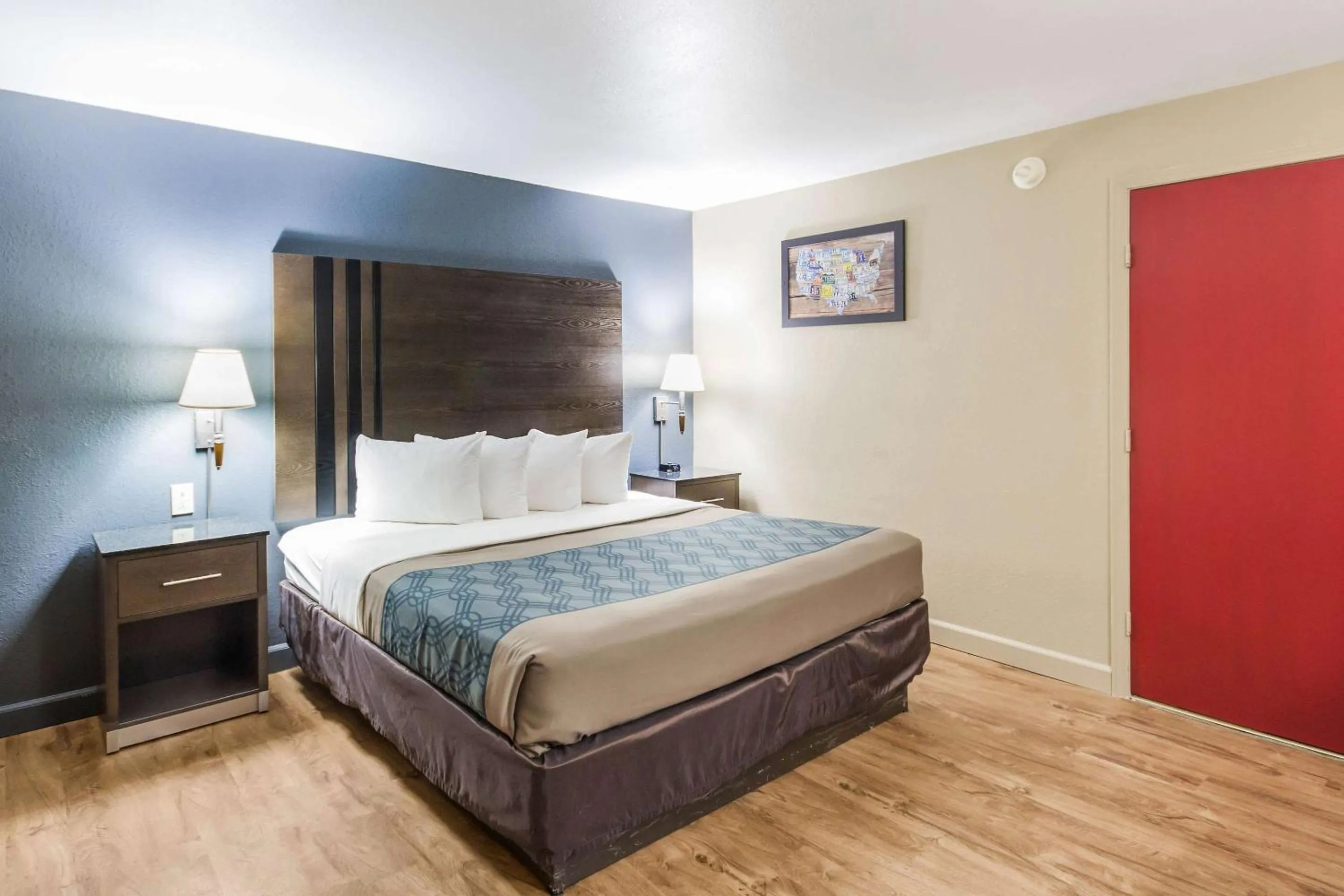 Bedroom, Bed in Econo Lodge Inn & Suites I-35 at Shawnee Mission