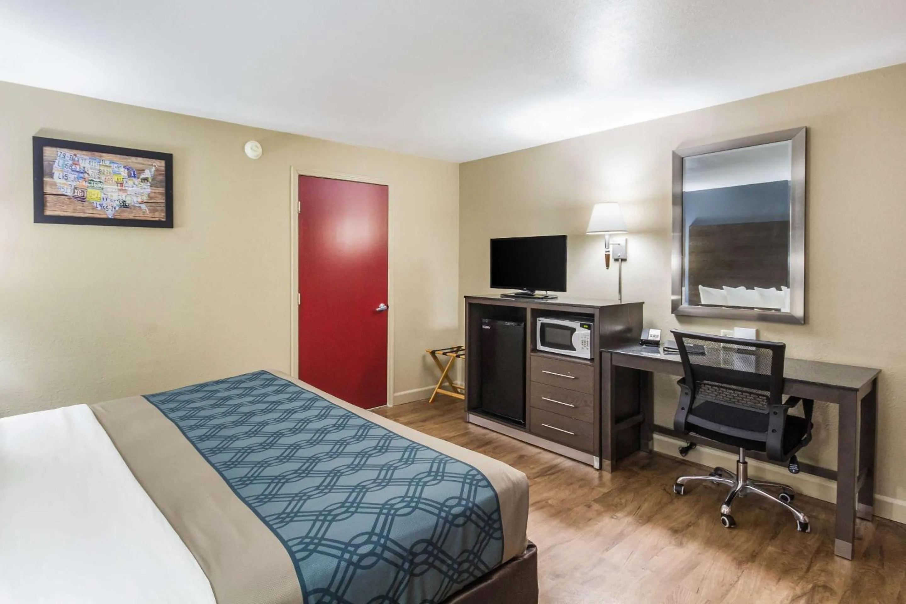 Bedroom, Bed in Econo Lodge Inn & Suites I-35 at Shawnee Mission