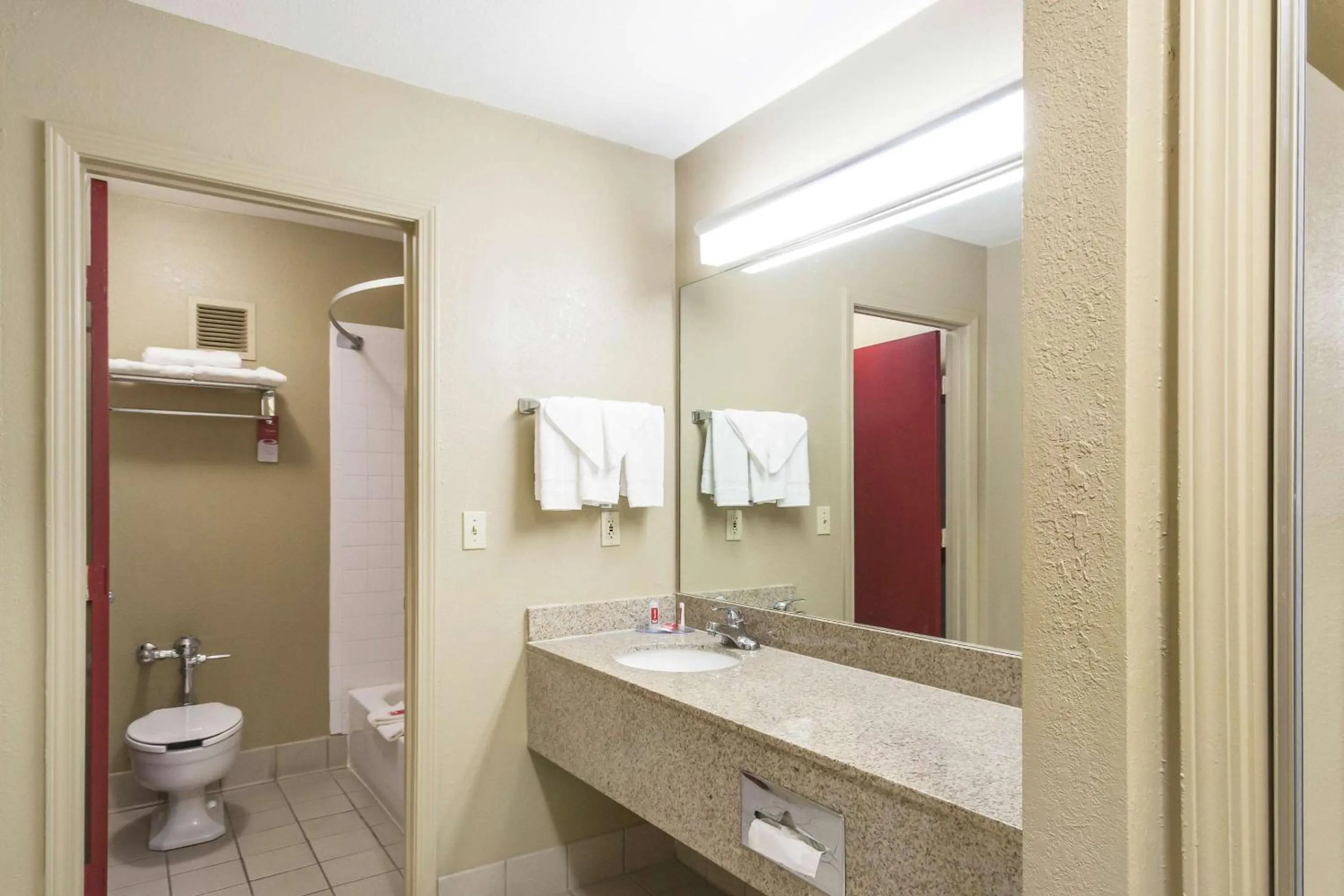 Bedroom in Econo Lodge Inn & Suites I-35 at Shawnee Mission