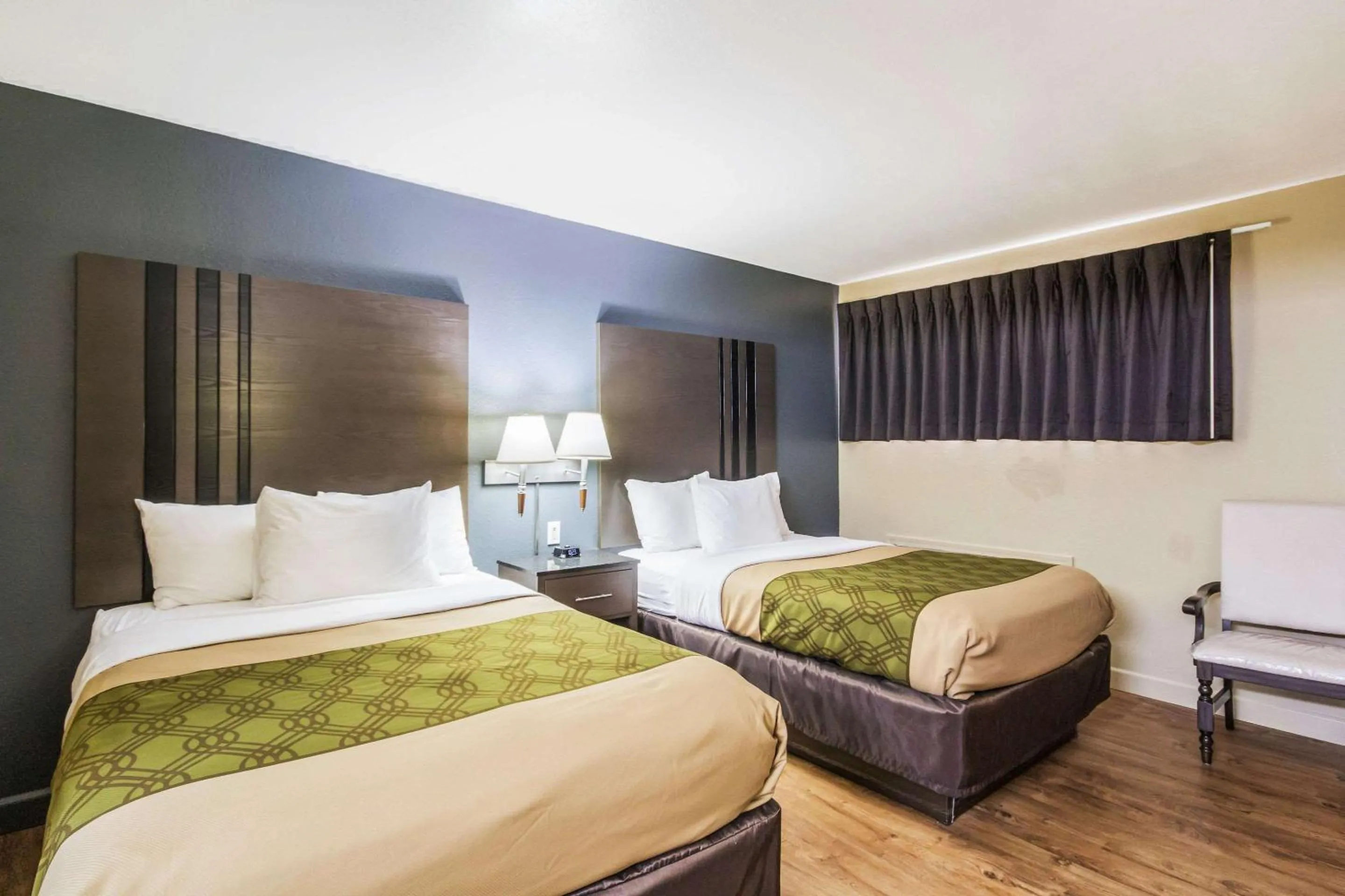 Photo of the whole room, Bed in Econo Lodge Inn & Suites I-35 at Shawnee Mission