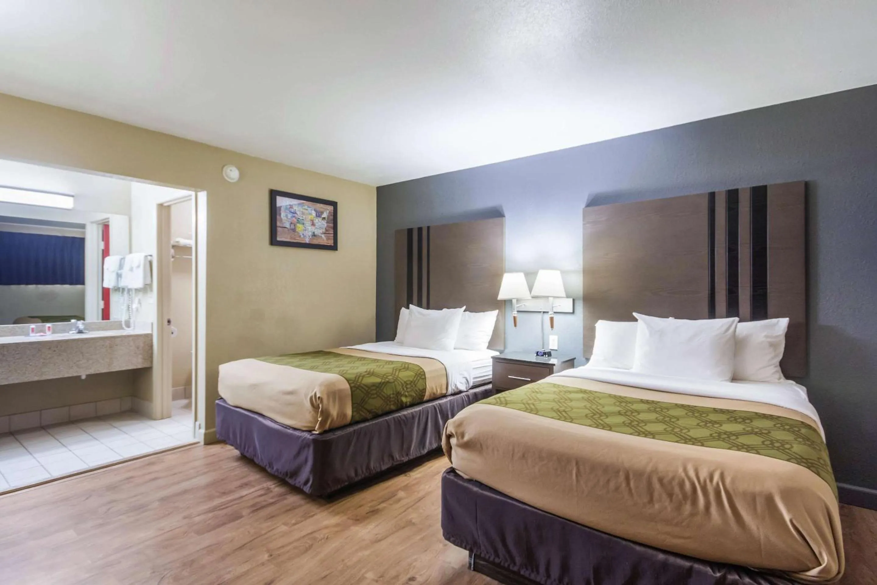 Bedroom, Bed in Econo Lodge Inn & Suites I-35 at Shawnee Mission