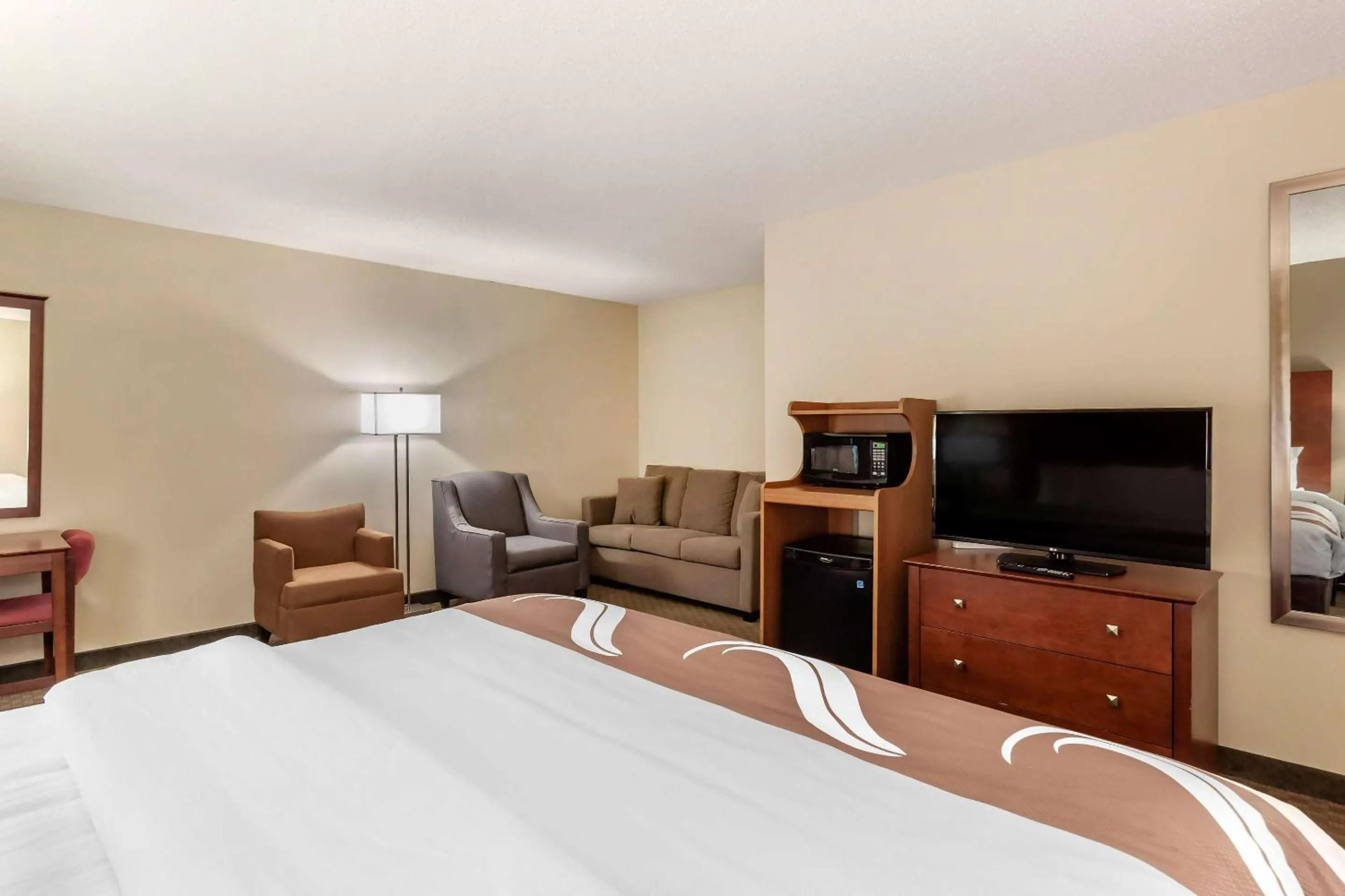 Bedroom, Bed in Quality Inn Hays I-70