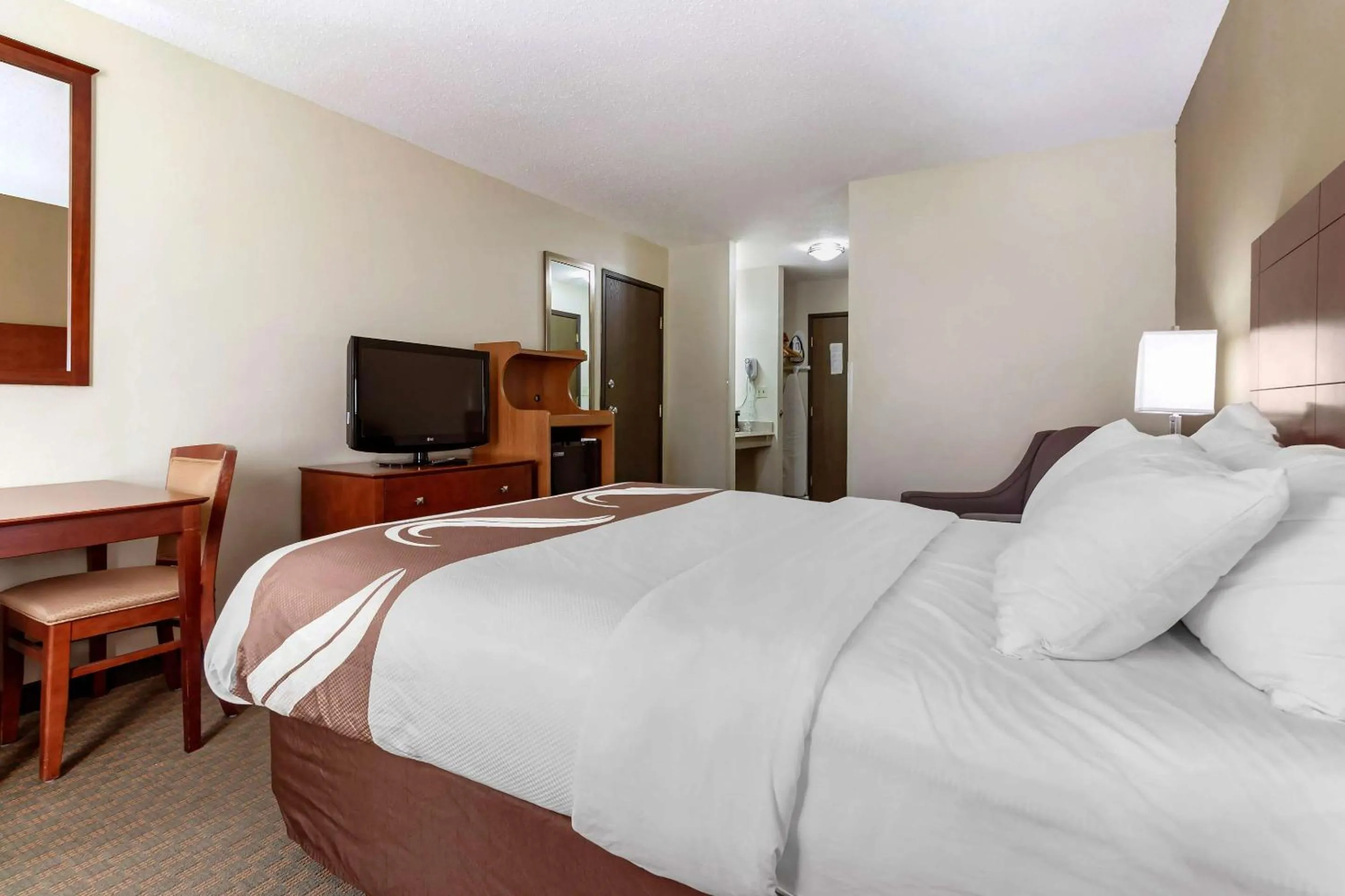 Bedroom, Bed in Quality Inn Hays I-70