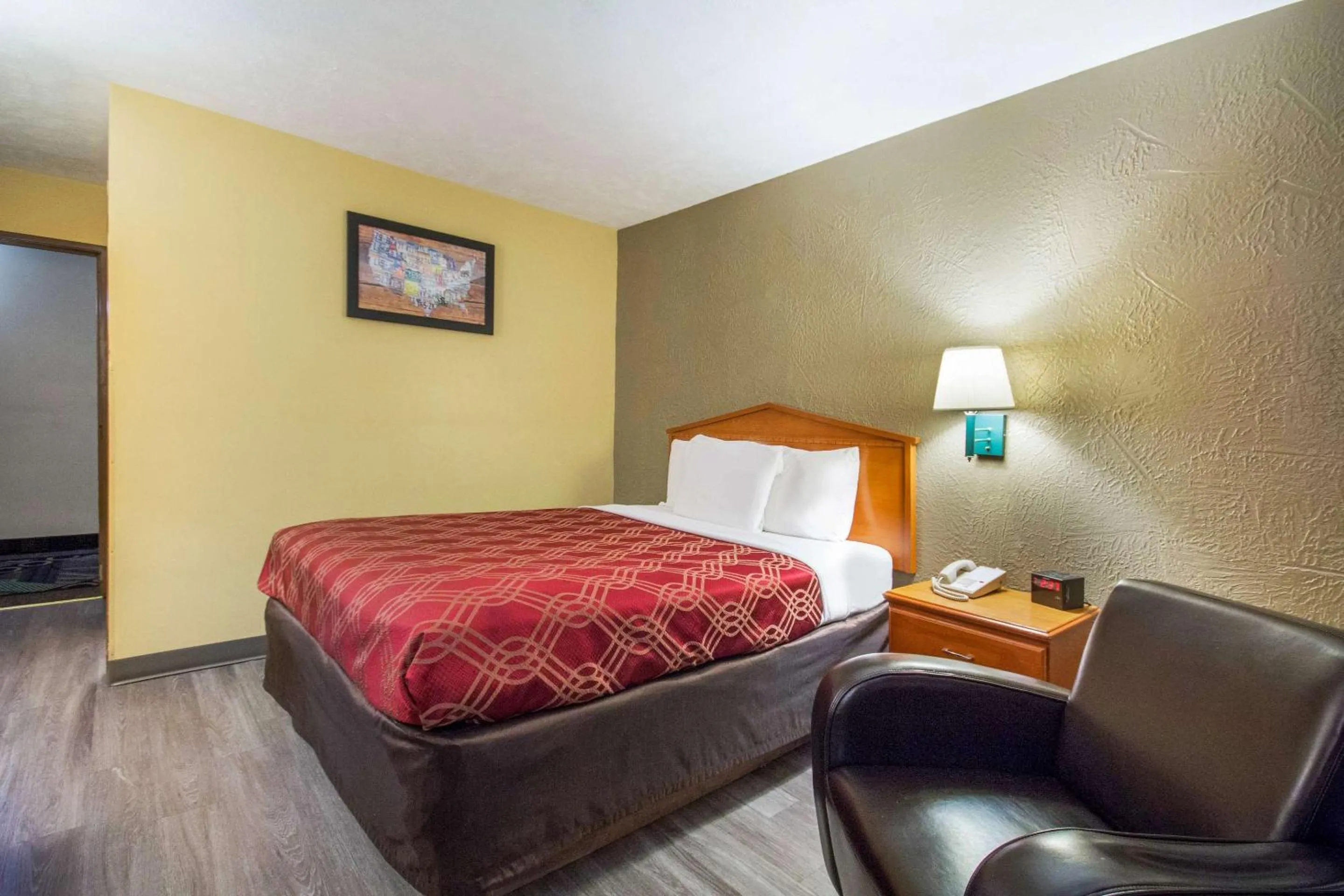 Bedroom, Bed in Econo Lodge Lansing - Leavenworth