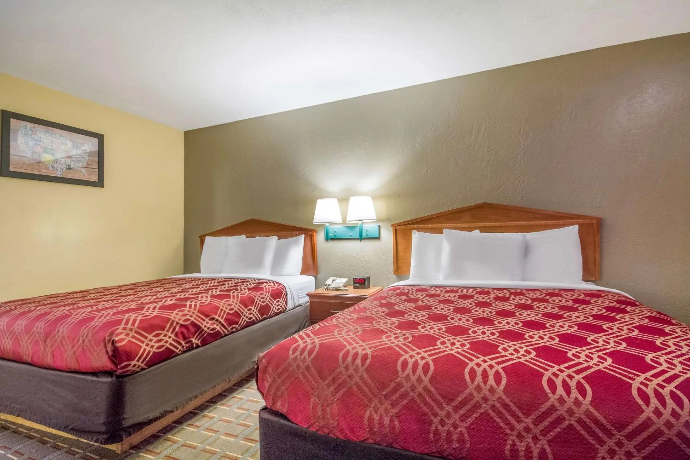 Bedroom, Bed in Econo Lodge Lansing - Leavenworth