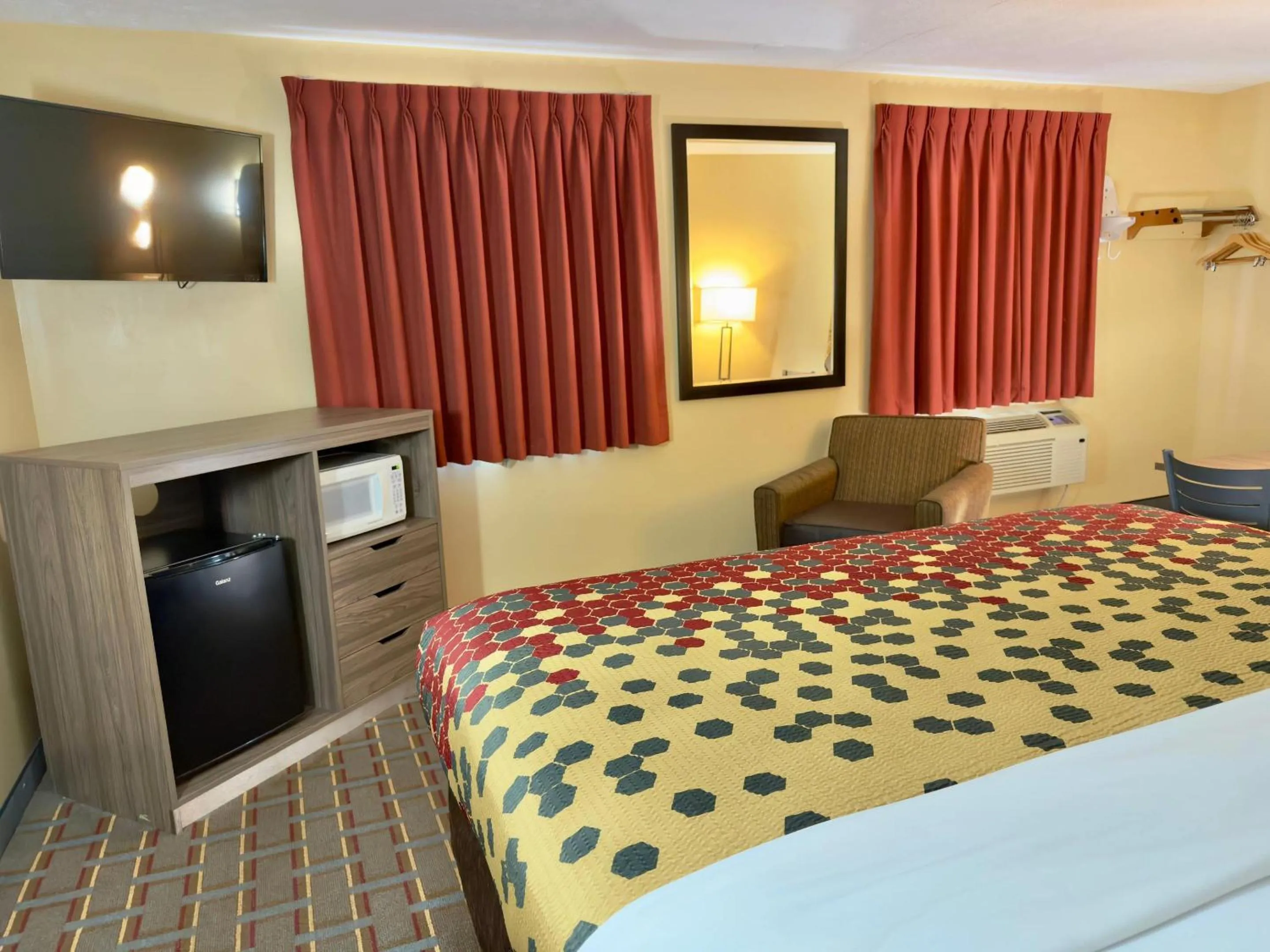 Bedroom, Bed in Econo Lodge Lansing - Leavenworth