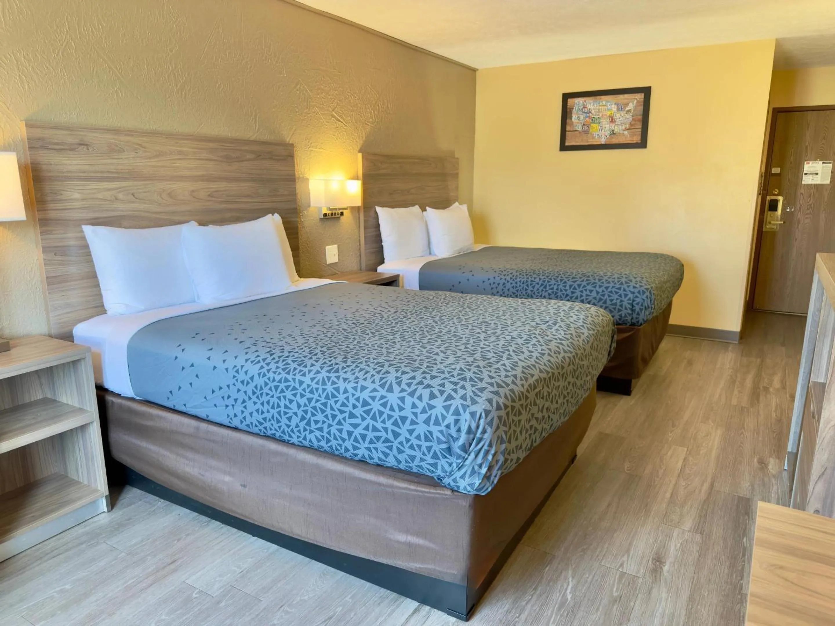 Bedroom, Bed in Econo Lodge Lansing - Leavenworth