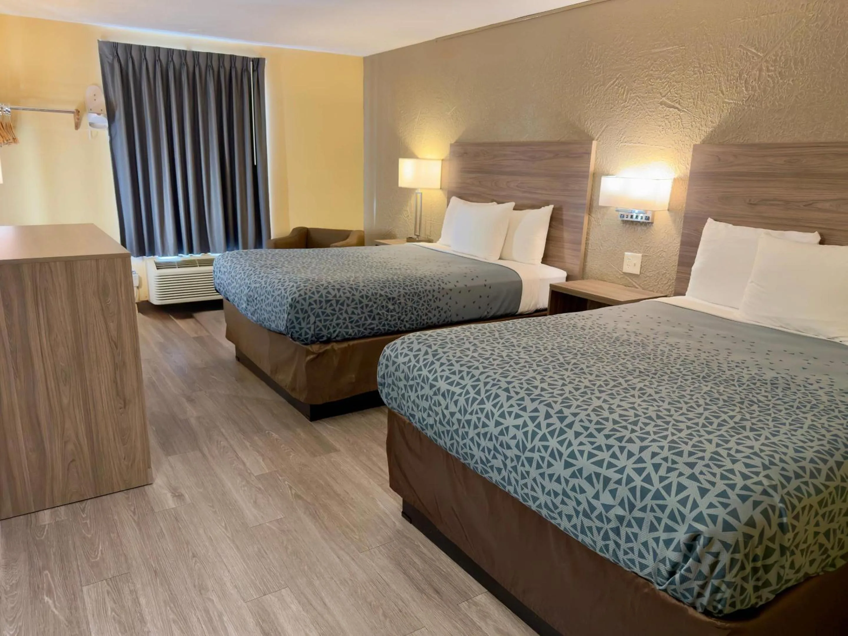 Bedroom, Bed in Econo Lodge Lansing - Leavenworth