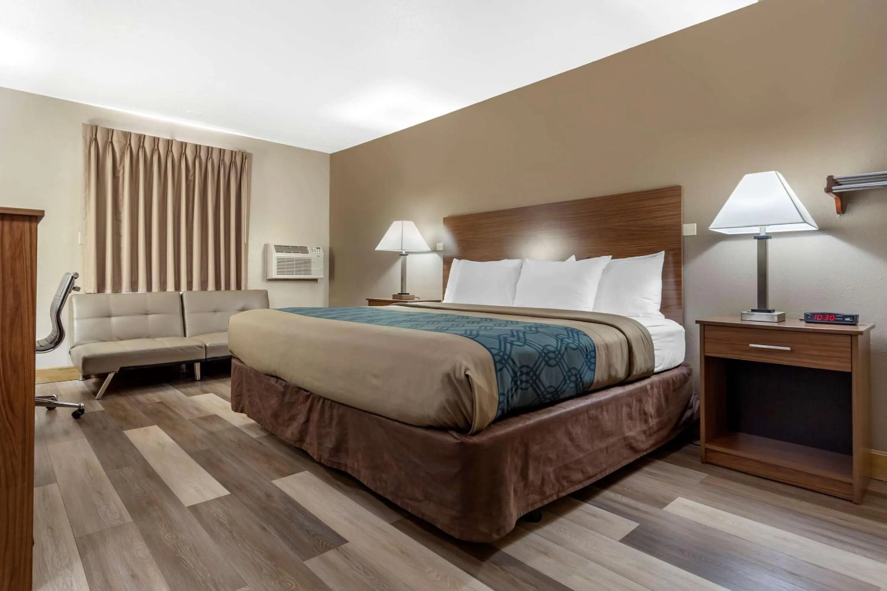 Bedroom, Bed in Econo Lodge Hays I-70