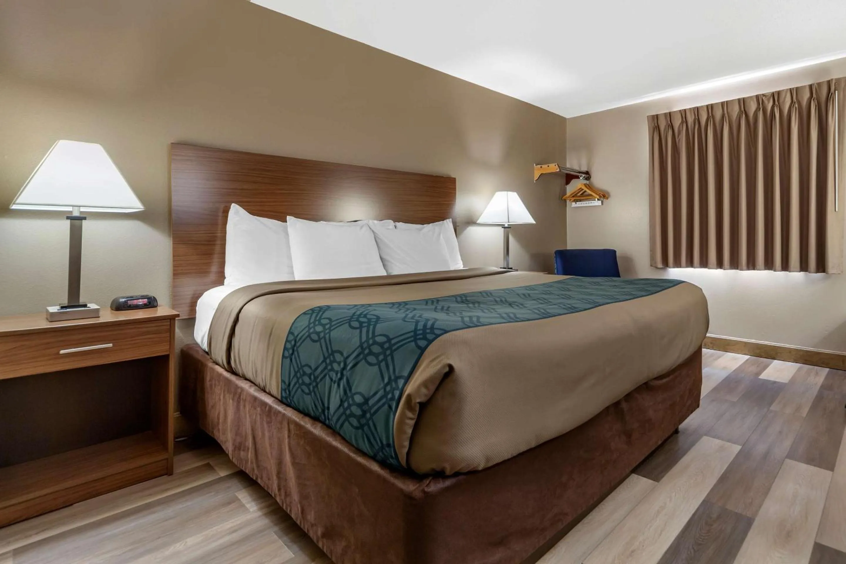 Bedroom, Bed in Econo Lodge Hays I-70