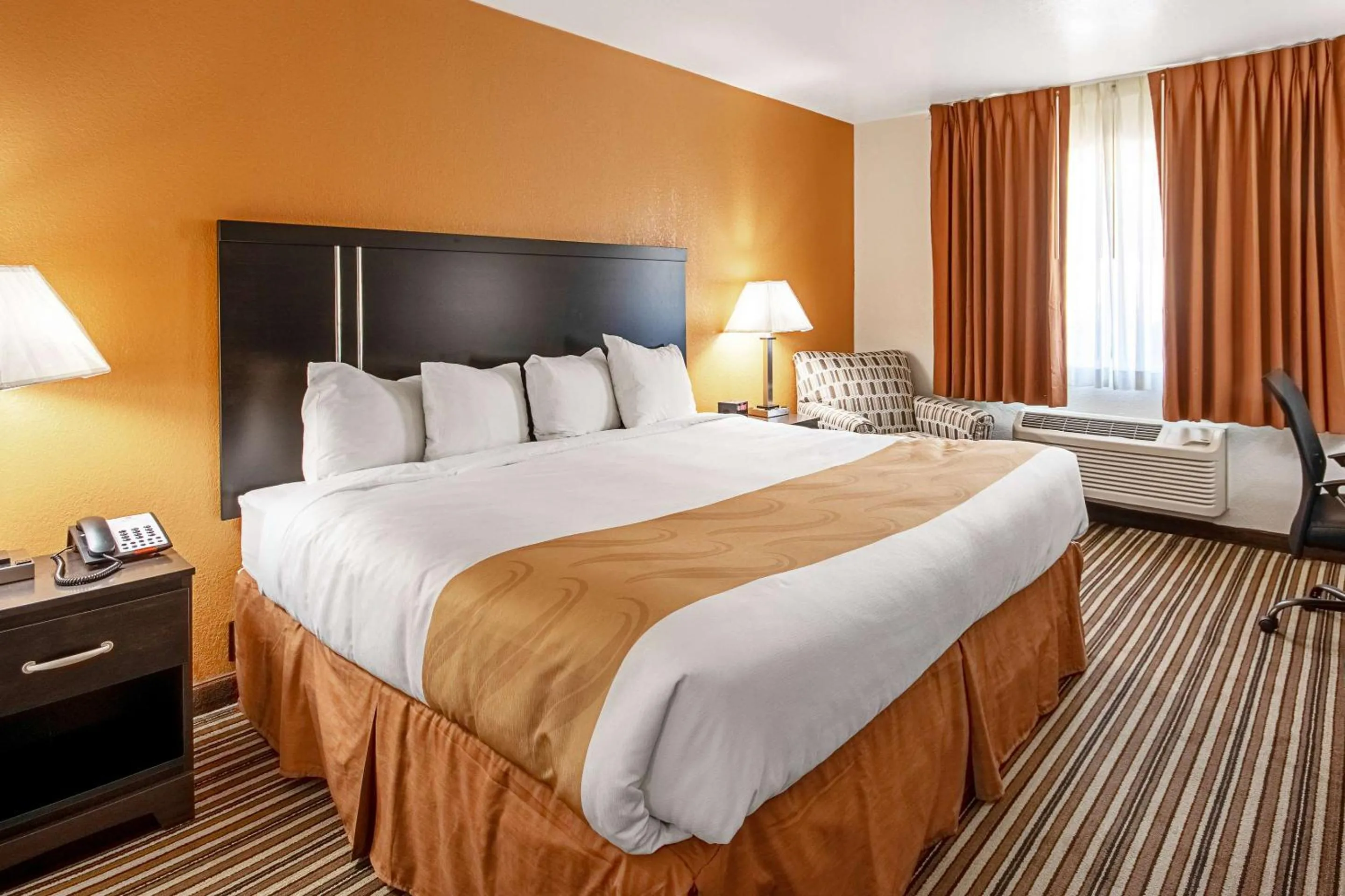 Bedroom, Bed in Quality Inn Dodge City