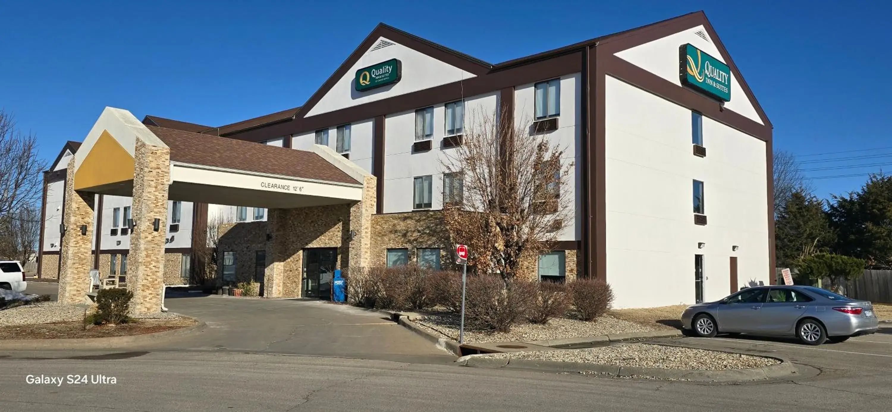 Property building in Quality Inn & Suites Manhattan Property building in Quality Inn & Suites Manhattan