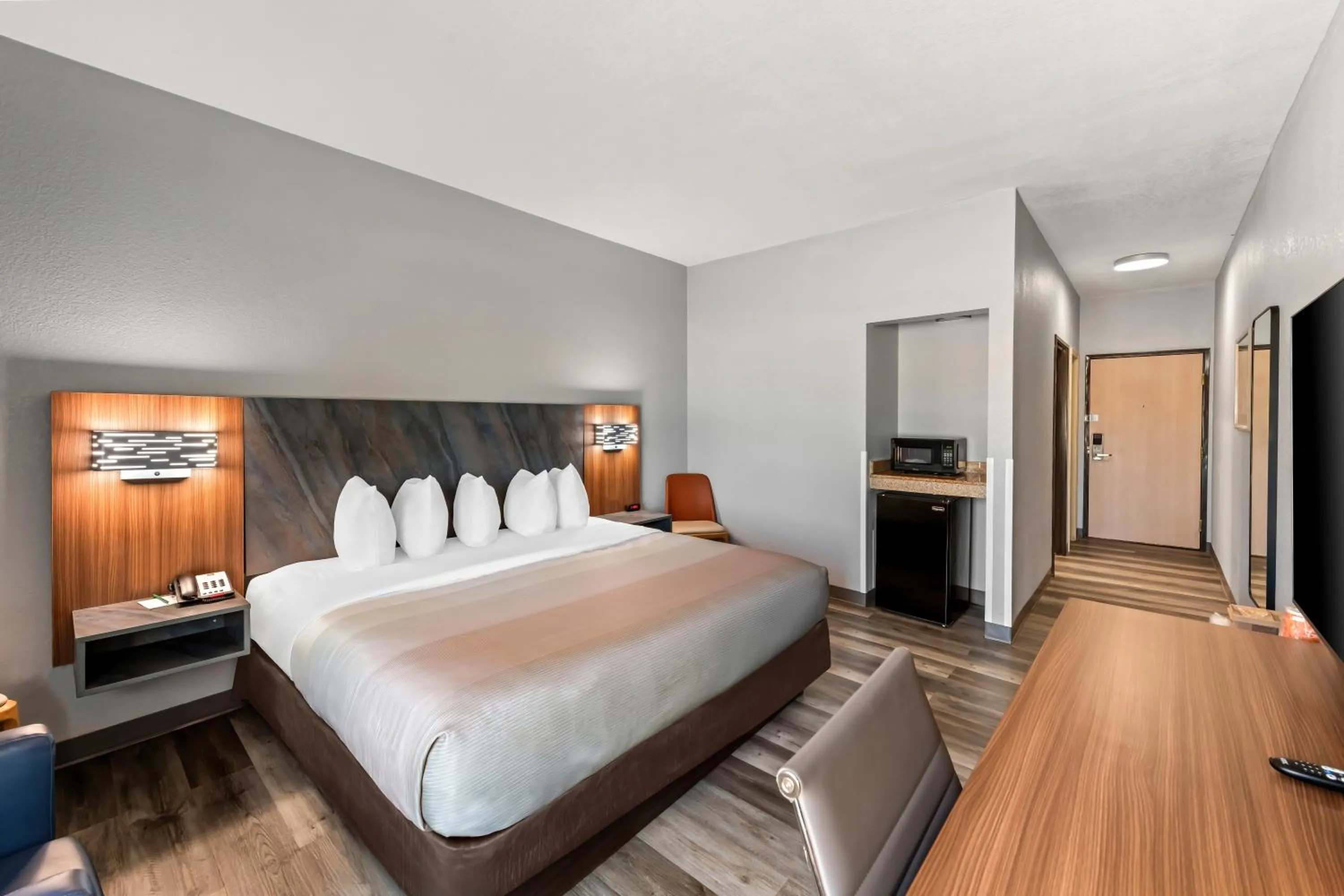 Bed in Quality Inn & Suites Manhattan