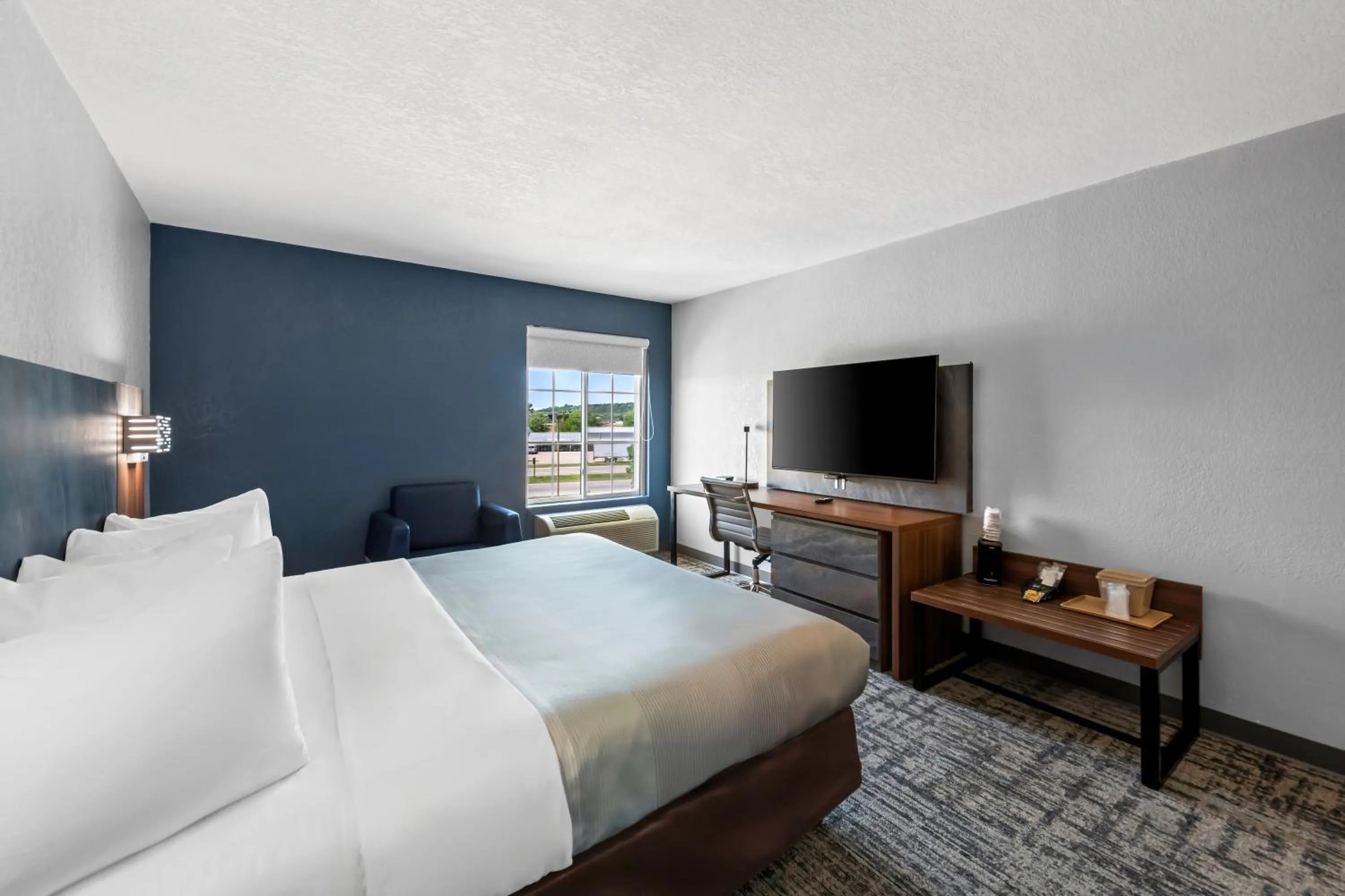 Bed in Quality Inn & Suites Manhattan