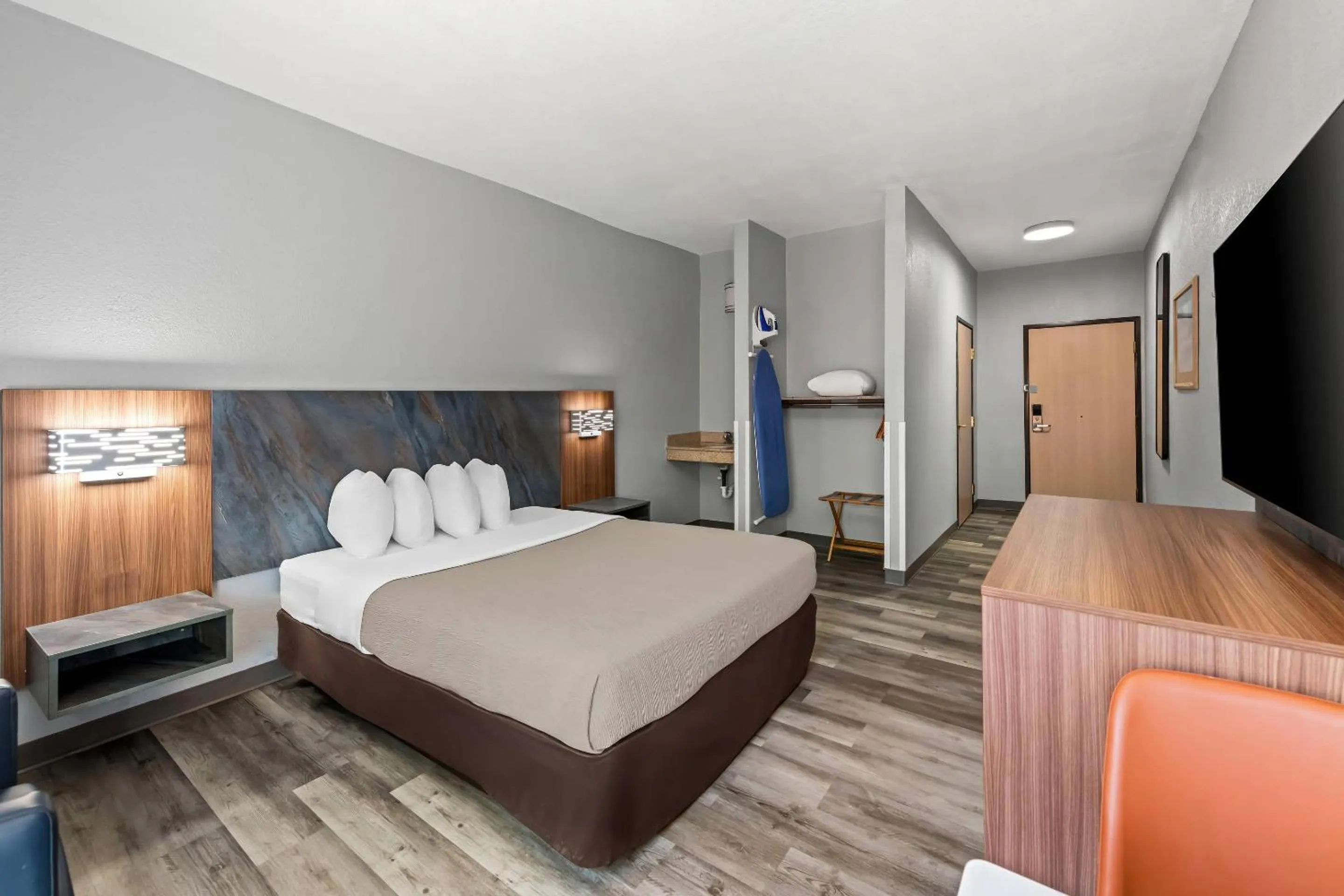 Bedroom, Bed in Quality Inn & Suites Manhattan