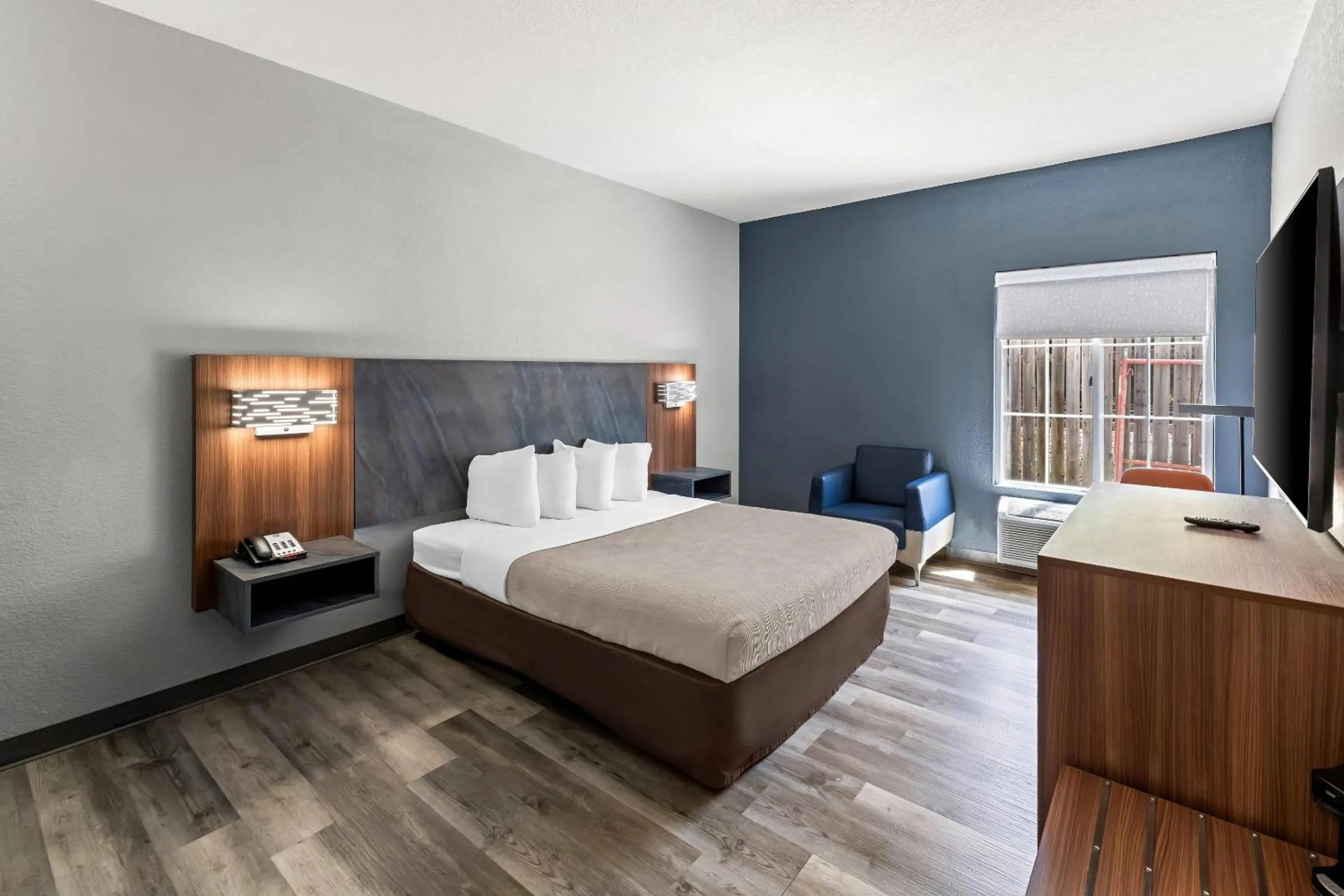 Bedroom, Bed in Quality Inn & Suites Manhattan