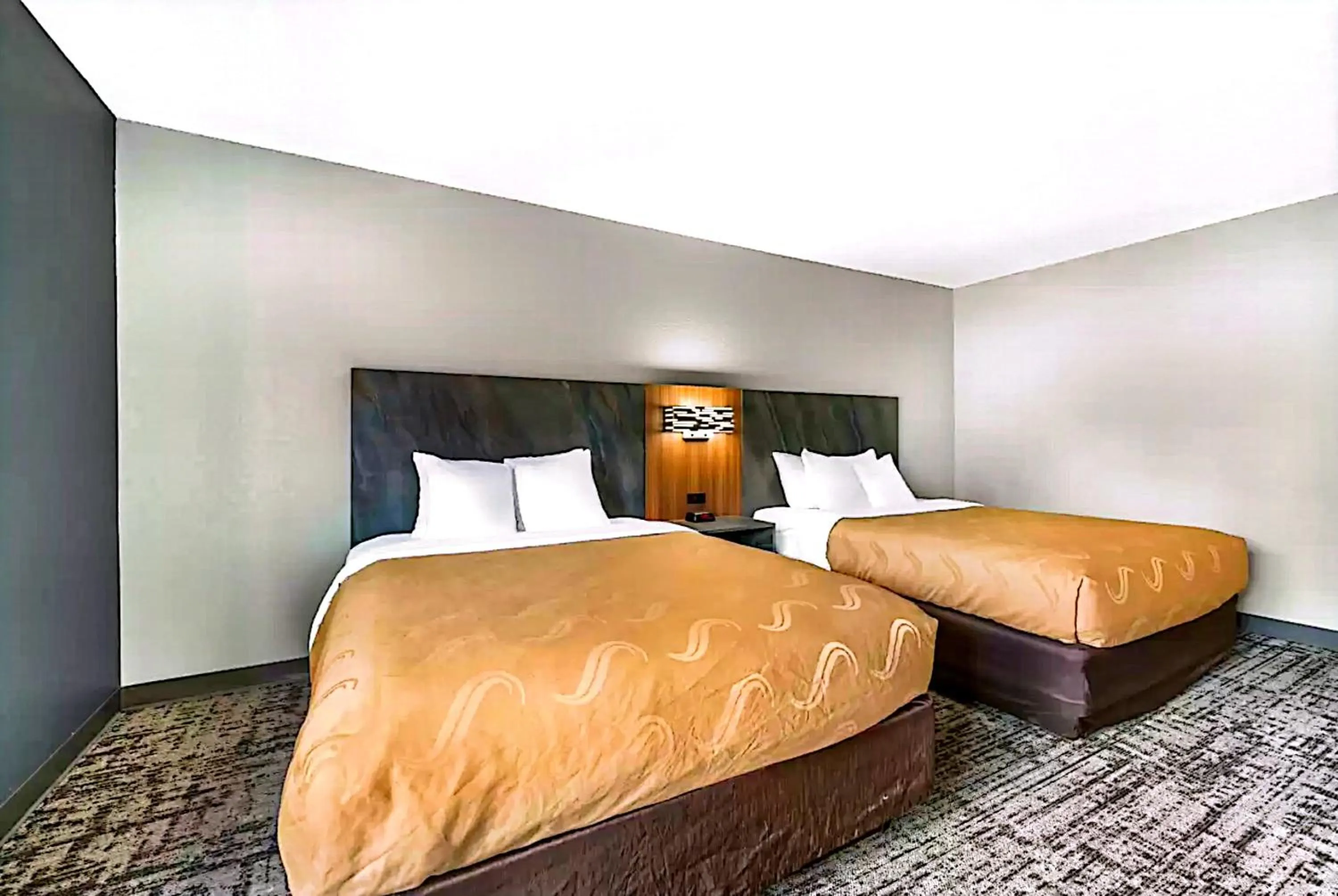 Bed in Quality Inn & Suites Manhattan