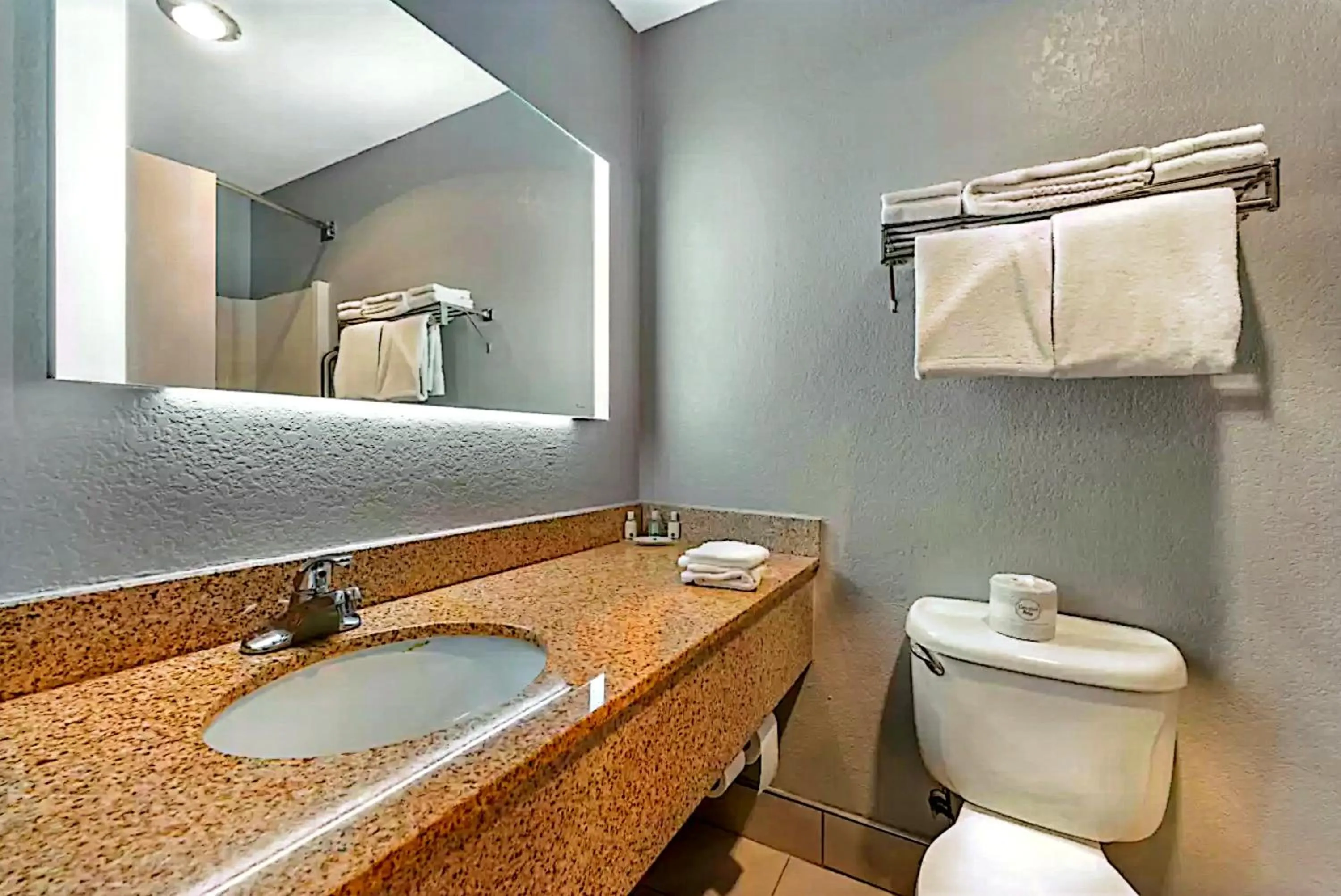 Quality Inn & Suites Manhattan