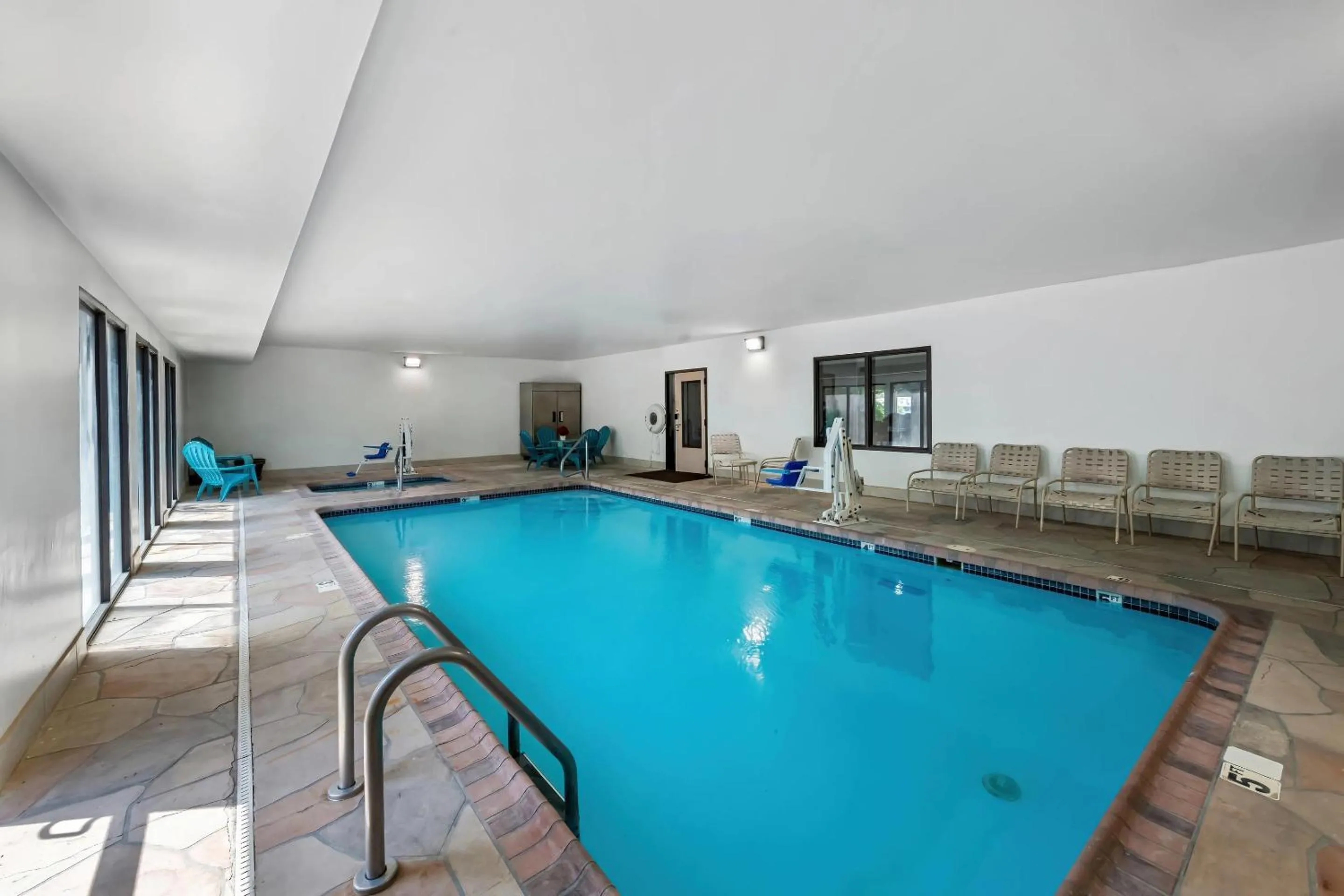 Swimming pool in Quality Inn & Suites Manhattan