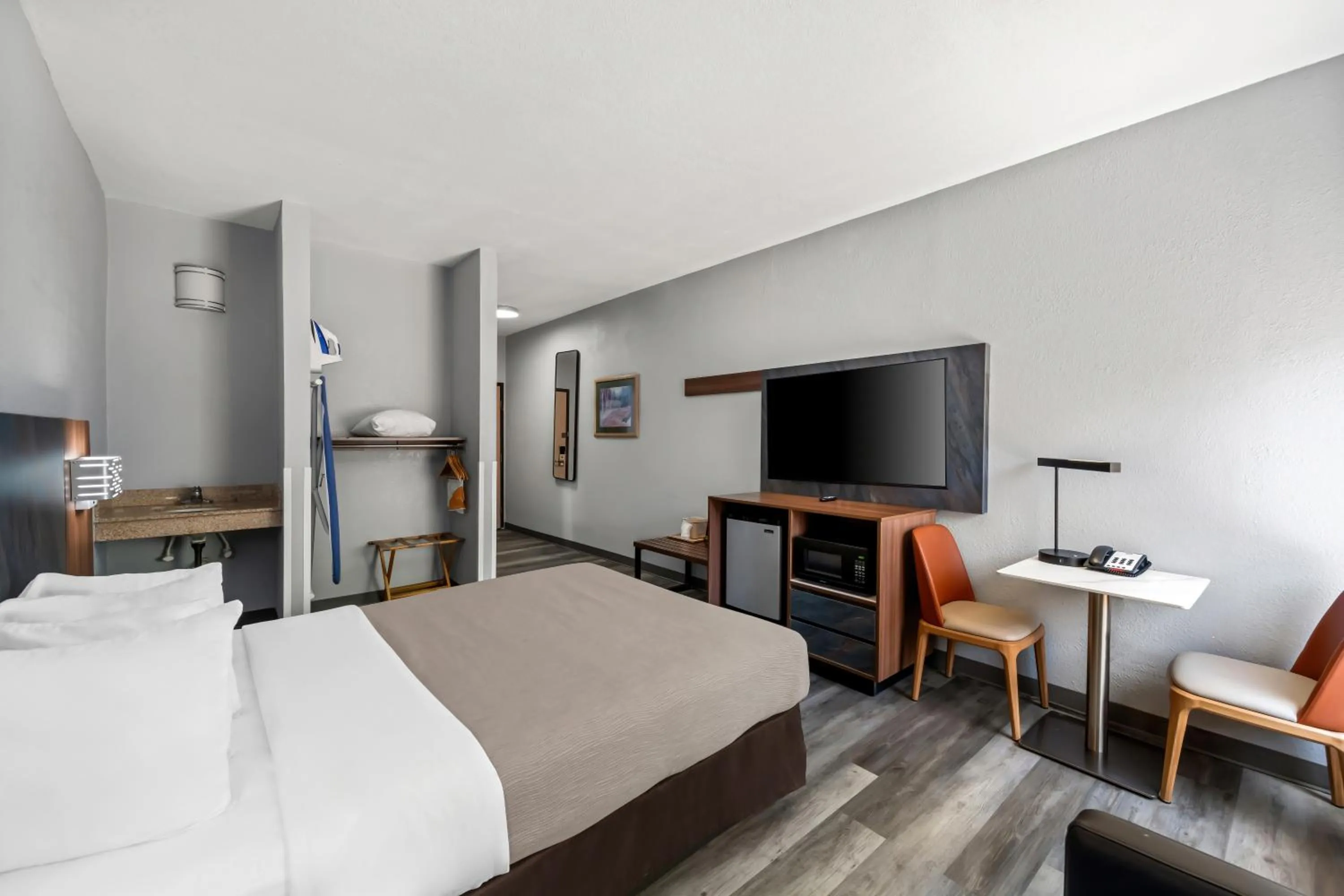 Bed in Quality Inn & Suites Manhattan