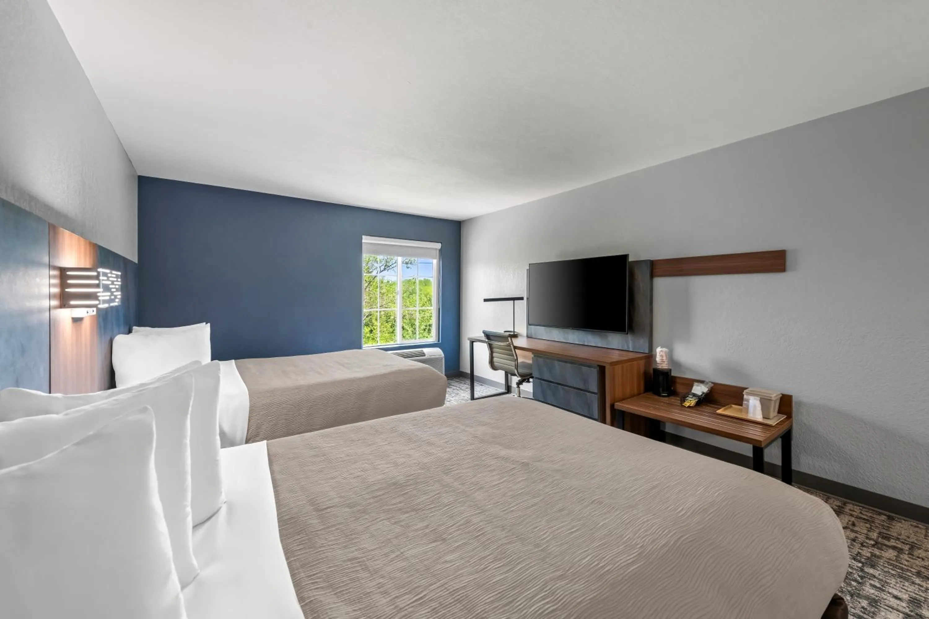 Bed in Quality Inn & Suites Manhattan